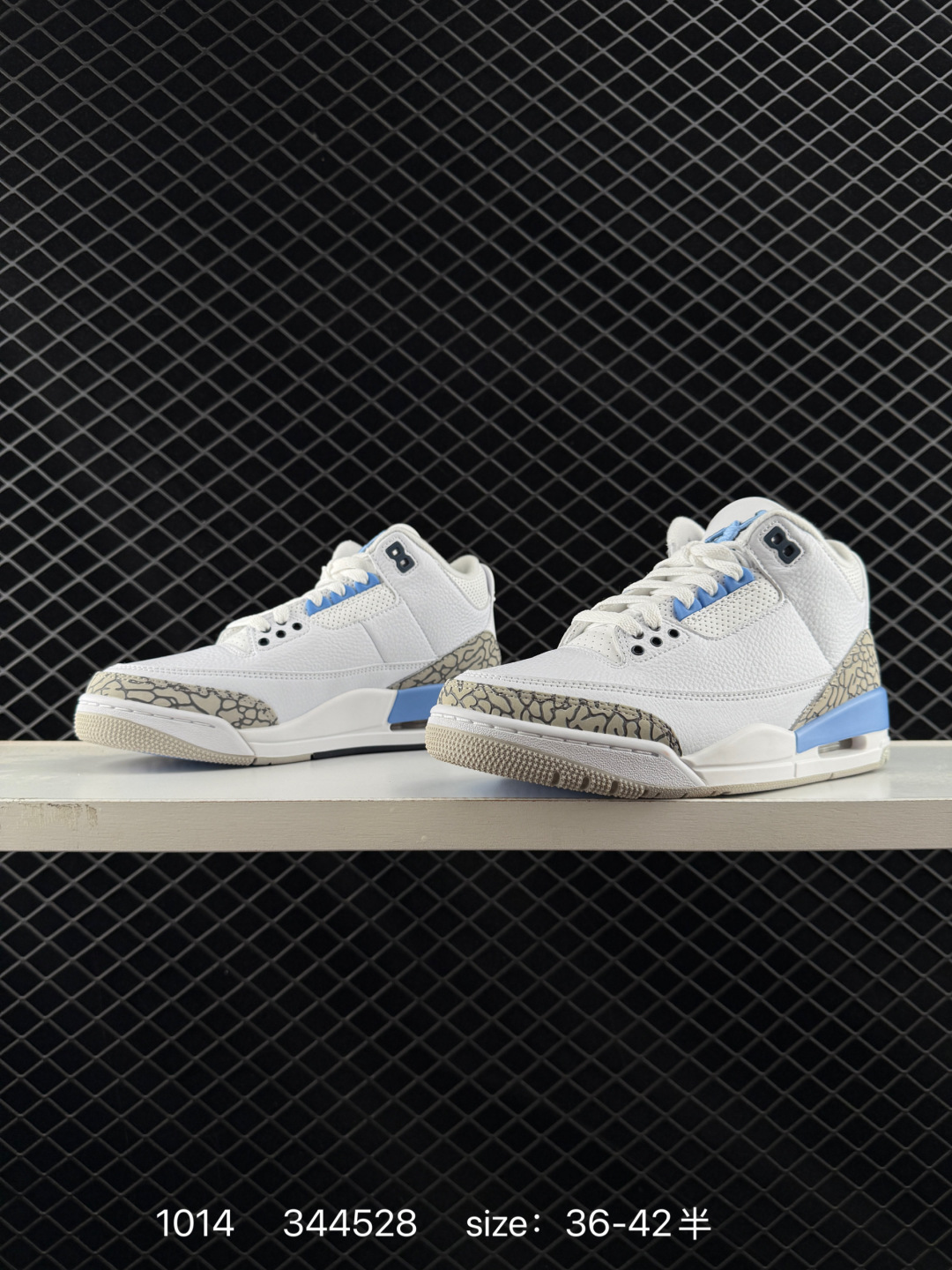 💰240
Air Jordan 3 Retro "UNC" 北卡蓝 AJ3 乔丹3代 aj3 乔3 白蓝 白兰 乔丹篮球鞋系列 作为曾经非市售的北卡大学 UNC PE 配色,这双北卡蓝血统纯正的新品完美的再现了清爽的白蓝装扮。爆裂纹细节得以保留,彰显了 Air Jordan 3 这一独创的经典元素。不同于 PE 版本的是,整双鞋仅将鞋舌的 UNC Logo 改成了 Jumpman Logo,加之后跟位置采用同样的 Jumpman Logo,瞬间提升整双鞋的辨识度。
货号:CT8532-104
编码:344528
Size:36-42