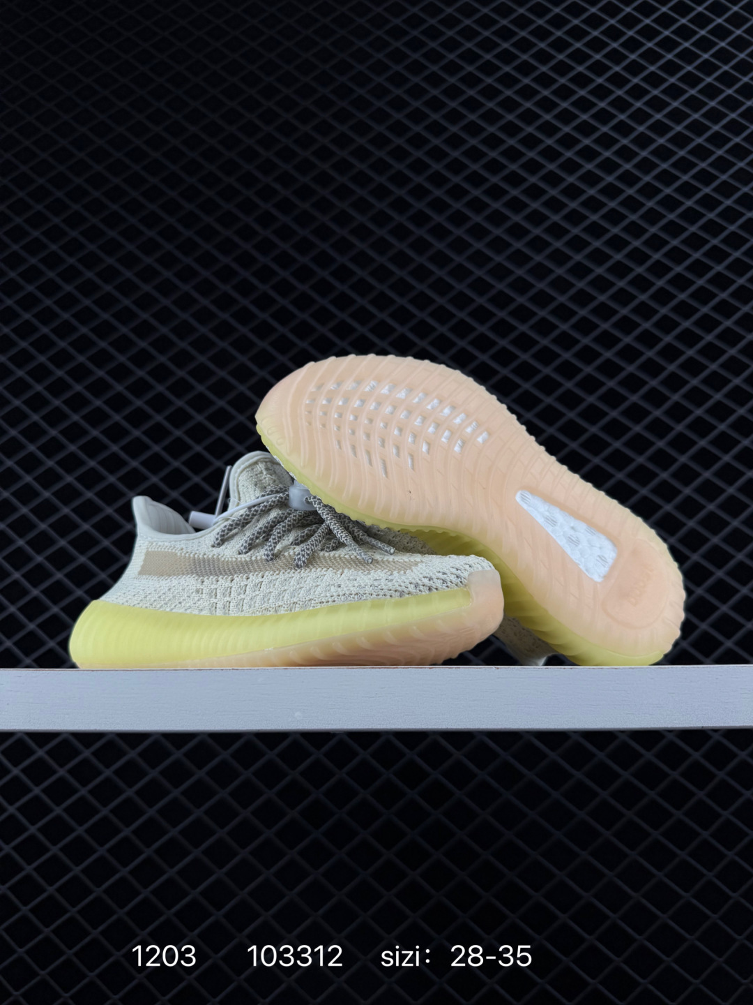 💰160
【童鞋】Adidas 阿迪达斯 Yeezy Boost 350 V2 椰子 巴斯夫 爆米花 休闲透气缓震舒适 儿童运动鞋 百搭轻便中底慢跑鞋 椰子鞋经典运动鞋中性跑鞋，是Adidas Yeezy 350 Boost 的 V2 升级版,搭载Primeknit编织鞋面,穿着舒适贴合。采用系带的开合方式，可自由调节松紧度。搭配Boost中底，具有减震、柔弹的特点。橡胶外底带有清晰的纹路，可以提升抓地力，同时起到防滑的作用。简单随性之中展现活泼灵动,更带有狂野的潮流气息。透明外底纹路也由纯粹的横向纹理变成了横竖交织的网格状。而在全球范围都一鞋难求得场面,也证明了这双adidas Yeezy 350 Boost v2的人气,也让Yeezy 350 Boost V2 成为了刷爆球鞋圈的明星级鞋款。

类型：儿童鞋
货号:  KH5053
尺码：28-35
编码：103312