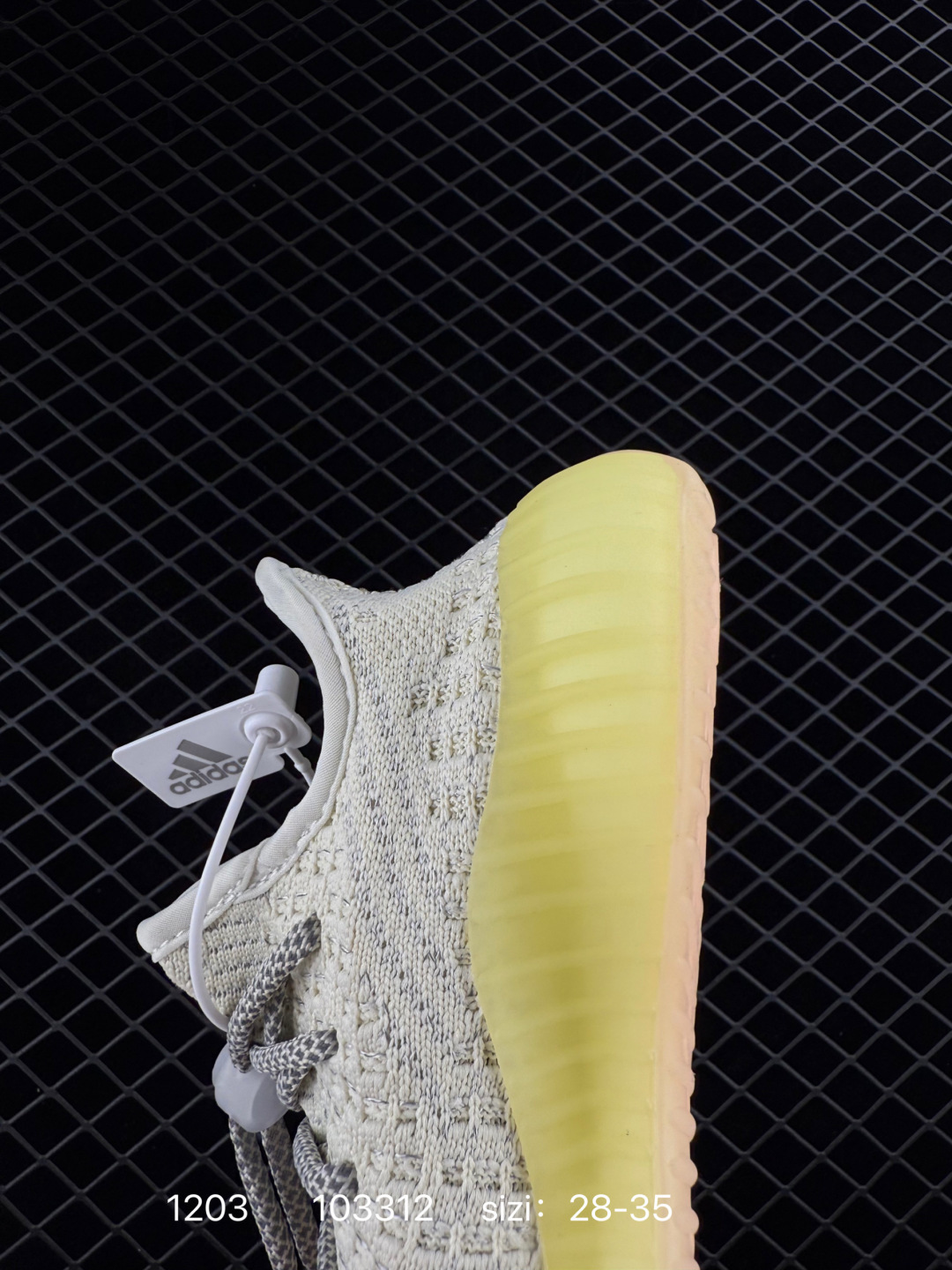 💰160
【童鞋】Adidas 阿迪达斯 Yeezy Boost 350 V2 椰子 巴斯夫 爆米花 休闲透气缓震舒适 儿童运动鞋 百搭轻便中底慢跑鞋 椰子鞋经典运动鞋中性跑鞋，是Adidas Yeezy 350 Boost 的 V2 升级版,搭载Primeknit编织鞋面,穿着舒适贴合。采用系带的开合方式，可自由调节松紧度。搭配Boost中底，具有减震、柔弹的特点。橡胶外底带有清晰的纹路，可以提升抓地力，同时起到防滑的作用。简单随性之中展现活泼灵动,更带有狂野的潮流气息。透明外底纹路也由纯粹的横向纹理变成了横竖交织的网格状。而在全球范围都一鞋难求得场面,也证明了这双adidas Yeezy 350 Boost v2的人气,也让Yeezy 350 Boost V2 成为了刷爆球鞋圈的明星级鞋款。

类型：儿童鞋
货号:  KH5053
尺码：28-35
编码：103312