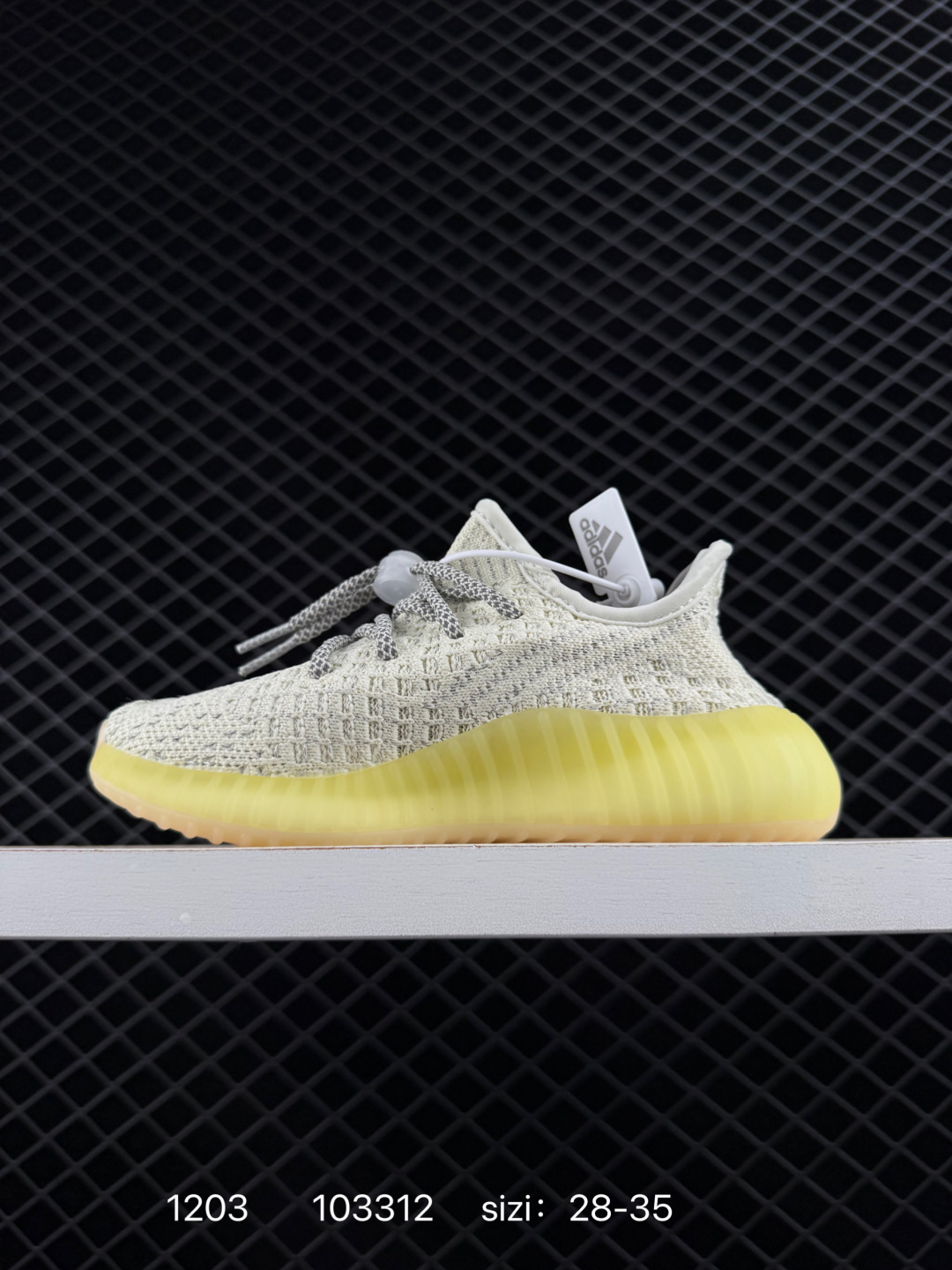 💰160
【童鞋】Adidas 阿迪达斯 Yeezy Boost 350 V2 椰子 巴斯夫 爆米花 休闲透气缓震舒适 儿童运动鞋 百搭轻便中底慢跑鞋 椰子鞋经典运动鞋中性跑鞋，是Adidas Yeezy 350 Boost 的 V2 升级版,搭载Primeknit编织鞋面,穿着舒适贴合。采用系带的开合方式，可自由调节松紧度。搭配Boost中底，具有减震、柔弹的特点。橡胶外底带有清晰的纹路，可以提升抓地力，同时起到防滑的作用。简单随性之中展现活泼灵动,更带有狂野的潮流气息。透明外底纹路也由纯粹的横向纹理变成了横竖交织的网格状。而在全球范围都一鞋难求得场面,也证明了这双adidas Yeezy 350 Boost v2的人气,也让Yeezy 350 Boost V2 成为了刷爆球鞋圈的明星级鞋款。

类型：儿童鞋
货号:  KH5053
尺码：28-35
编码：103312