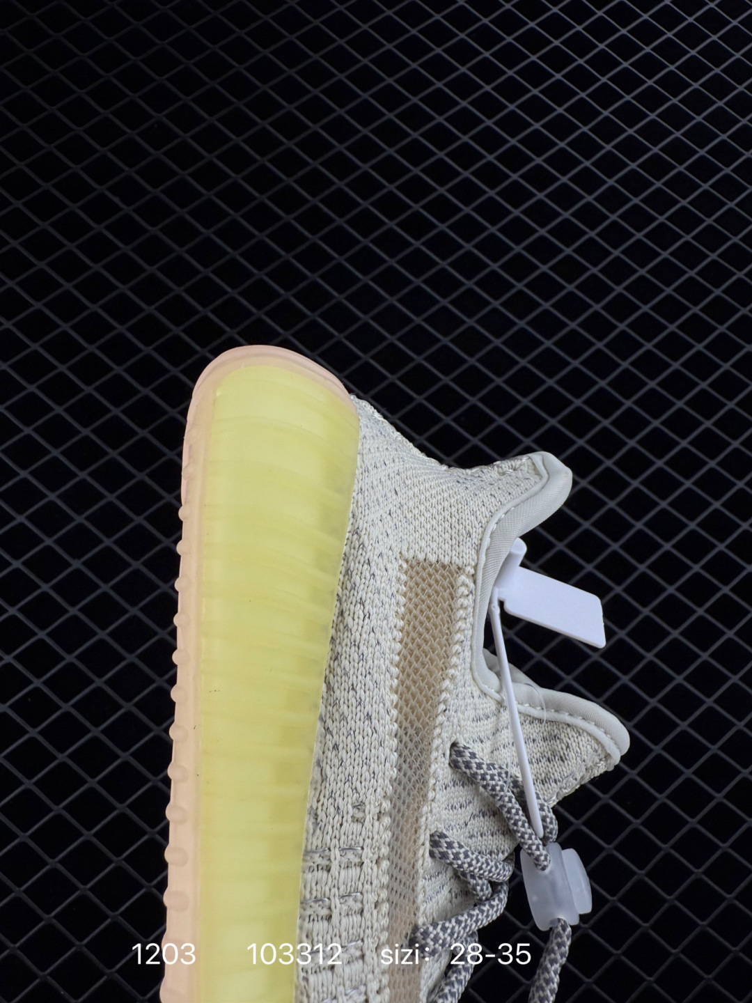 💰160
【童鞋】Adidas 阿迪达斯 Yeezy Boost 350 V2 椰子 巴斯夫 爆米花 休闲透气缓震舒适 儿童运动鞋 百搭轻便中底慢跑鞋 椰子鞋经典运动鞋中性跑鞋，是Adidas Yeezy 350 Boost 的 V2 升级版,搭载Primeknit编织鞋面,穿着舒适贴合。采用系带的开合方式，可自由调节松紧度。搭配Boost中底，具有减震、柔弹的特点。橡胶外底带有清晰的纹路，可以提升抓地力，同时起到防滑的作用。简单随性之中展现活泼灵动,更带有狂野的潮流气息。透明外底纹路也由纯粹的横向纹理变成了横竖交织的网格状。而在全球范围都一鞋难求得场面,也证明了这双adidas Yeezy 350 Boost v2的人气,也让Yeezy 350 Boost V2 成为了刷爆球鞋圈的明星级鞋款。

类型：儿童鞋
货号:  KH5053
尺码：28-35
编码：103312