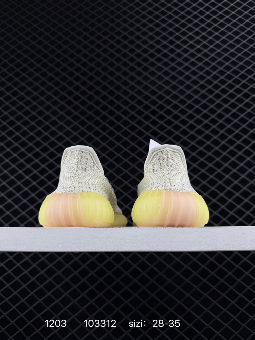 💰160
【童鞋】Adidas 阿迪达斯 Yeezy Boost 350 V2 椰子 巴斯夫 爆米花 休闲透气缓震舒适 儿童运动鞋 百搭轻便中底慢跑鞋 椰子鞋经典运动鞋中性跑鞋，是Adidas Yeezy 350 Boost 的 V2 升级版,搭载Primeknit编织鞋面,穿着舒适贴合。采用系带的开合方式，可自由调节松紧度。搭配Boost中底，具有减震、柔弹的特点。橡胶外底带有清晰的纹路，可以提升抓地力，同时起到防滑的作用。简单随性之中展现活泼灵动,更带有狂野的潮流气息。透明外底纹路也由纯粹的横向纹理变成了横竖交织的网格状。而在全球范围都一鞋难求得场面,也证明了这双adidas Yeezy 350 Boost v2的人气,也让Yeezy 350 Boost V2 成为了刷爆球鞋圈的明星级鞋款。

类型：儿童鞋
货号:  KH5053
尺码：28-35
编码：103312