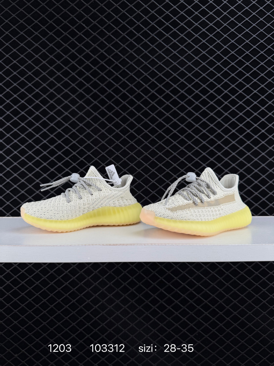 💰160
【童鞋】Adidas 阿迪达斯 Yeezy Boost 350 V2 椰子 巴斯夫 爆米花 休闲透气缓震舒适 儿童运动鞋 百搭轻便中底慢跑鞋 椰子鞋经典运动鞋中性跑鞋，是Adidas Yeezy 350 Boost 的 V2 升级版,搭载Primeknit编织鞋面,穿着舒适贴合。采用系带的开合方式，可自由调节松紧度。搭配Boost中底，具有减震、柔弹的特点。橡胶外底带有清晰的纹路，可以提升抓地力，同时起到防滑的作用。简单随性之中展现活泼灵动,更带有狂野的潮流气息。透明外底纹路也由纯粹的横向纹理变成了横竖交织的网格状。而在全球范围都一鞋难求得场面,也证明了这双adidas Yeezy 350 Boost v2的人气,也让Yeezy 350 Boost V2 成为了刷爆球鞋圈的明星级鞋款。

类型：儿童鞋
货号:  KH5053
尺码：28-35
编码：103312