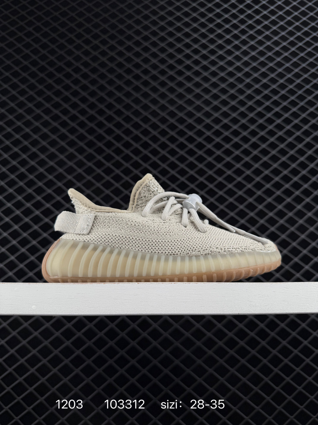 🈴二💰160
【童鞋】Adidas 阿迪达斯 Yeezy Boost 350 V2 椰子 巴斯夫 爆米花 休闲透气缓震舒适 儿童运动鞋 百搭轻便中底慢跑鞋 椰子鞋经典运动鞋中性跑鞋，是Adidas Yeezy 350 Boost 的 V2 升级版,搭载Primeknit编织鞋面,穿着舒适贴合。采用系带的开合方式，可自由调节松紧度。搭配Boost中底，具有减震、柔弹的特点。橡胶外底带有清晰的纹路，可以提升抓地力，同时起到防滑的作用。简单随性之中展现活泼灵动,更带有狂野的潮流气息。透明外底纹路也由纯粹的横向纹理变成了横竖交织的网格状。而在全球范围都一鞋难求得场面,也证明了这双adidas Yeezy 350 Boost v2的人气,也让Yeezy 350 Boost V2 成为了刷爆球鞋圈的明星级鞋款。

类型：儿童鞋
货号:  KH5053
尺码：28-35
编码：103312