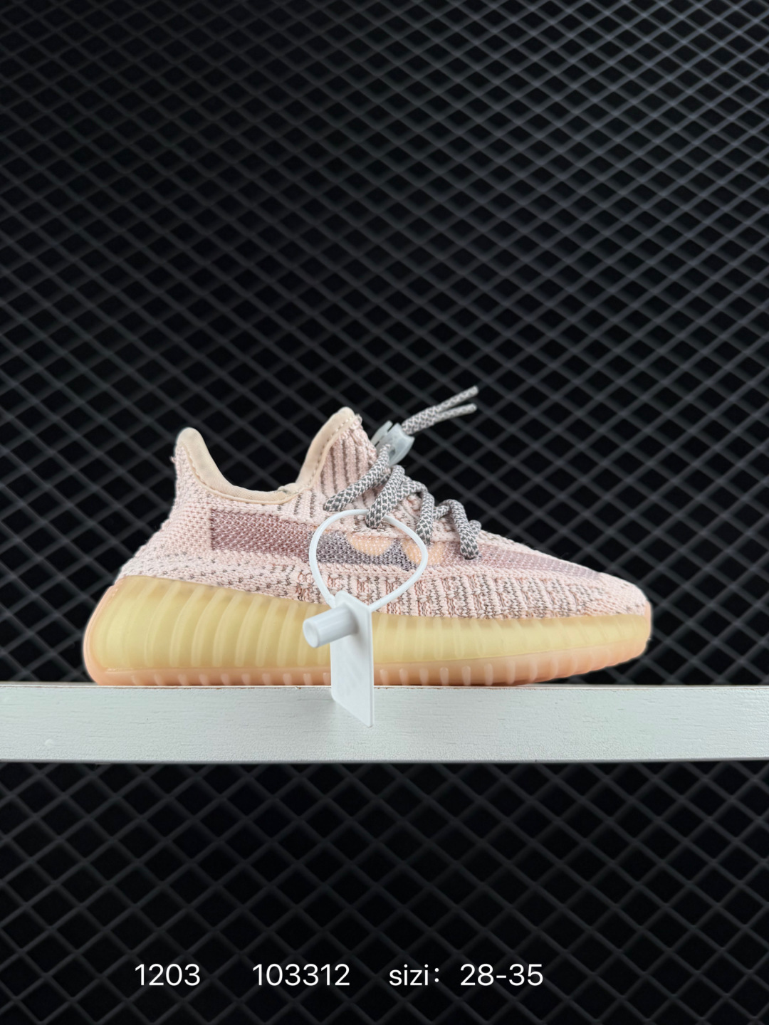 🈴二💰160
【童鞋】Adidas 阿迪达斯 Yeezy Boost 350 V2 椰子 巴斯夫 爆米花 休闲透气缓震舒适 儿童运动鞋 百搭轻便中底慢跑鞋 椰子鞋经典运动鞋中性跑鞋，是Adidas Yeezy 350 Boost 的 V2 升级版,搭载Primeknit编织鞋面,穿着舒适贴合。采用系带的开合方式，可自由调节松紧度。搭配Boost中底，具有减震、柔弹的特点。橡胶外底带有清晰的纹路，可以提升抓地力，同时起到防滑的作用。简单随性之中展现活泼灵动,更带有狂野的潮流气息。透明外底纹路也由纯粹的横向纹理变成了横竖交织的网格状。而在全球范围都一鞋难求得场面,也证明了这双adidas Yeezy 350 Boost v2的人气,也让Yeezy 350 Boost V2 成为了刷爆球鞋圈的明星级鞋款。

类型：儿童鞋
货号:  KH5053
尺码：28-35
编码：103312