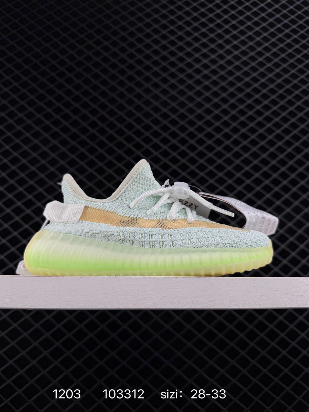 🈴三💰160
【童鞋】Adidas 阿迪达斯 Yeezy Boost 350 V2 椰子 巴斯夫 爆米花 休闲透气缓震舒适 儿童运动鞋 百搭轻便中底慢跑鞋 椰子鞋经典运动鞋中性跑鞋，是Adidas Yeezy 350 Boost 的 V2 升级版,搭载Primeknit编织鞋面,穿着舒适贴合。采用系带的开合方式，可自由调节松紧度。搭配Boost中底，具有减震、柔弹的特点。橡胶外底带有清晰的纹路，可以提升抓地力，同时起到防滑的作用。简单随性之中展现活泼灵动,更带有狂野的潮流气息。透明外底纹路也由纯粹的横向纹理变成了横竖交织的网格状。而在全球范围都一鞋难求得场面,也证明了这双adidas Yeezy 350 Boost v2的人气,也让Yeezy 350 Boost V2 成为了刷爆球鞋圈的明星级鞋款。

类型：儿童鞋
货号:  KH5053
尺码：28-35
编码：103312