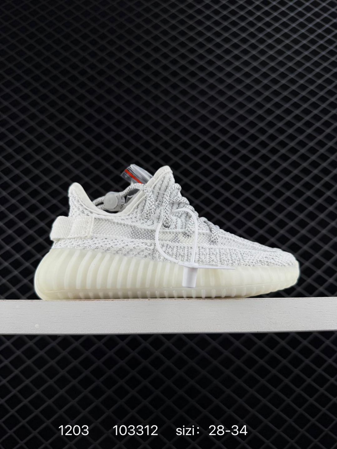 🈴三💰160
【童鞋】Adidas 阿迪达斯 Yeezy Boost 350 V2 椰子 巴斯夫 爆米花 休闲透气缓震舒适 儿童运动鞋 百搭轻便中底慢跑鞋 椰子鞋经典运动鞋中性跑鞋，是Adidas Yeezy 350 Boost 的 V2 升级版,搭载Primeknit编织鞋面,穿着舒适贴合。采用系带的开合方式，可自由调节松紧度。搭配Boost中底，具有减震、柔弹的特点。橡胶外底带有清晰的纹路，可以提升抓地力，同时起到防滑的作用。简单随性之中展现活泼灵动,更带有狂野的潮流气息。透明外底纹路也由纯粹的横向纹理变成了横竖交织的网格状。而在全球范围都一鞋难求得场面,也证明了这双adidas Yeezy 350 Boost v2的人气,也让Yeezy 350 Boost V2 成为了刷爆球鞋圈的明星级鞋款。

类型：儿童鞋
货号:  KH5053
尺码：28-35
编码：103312