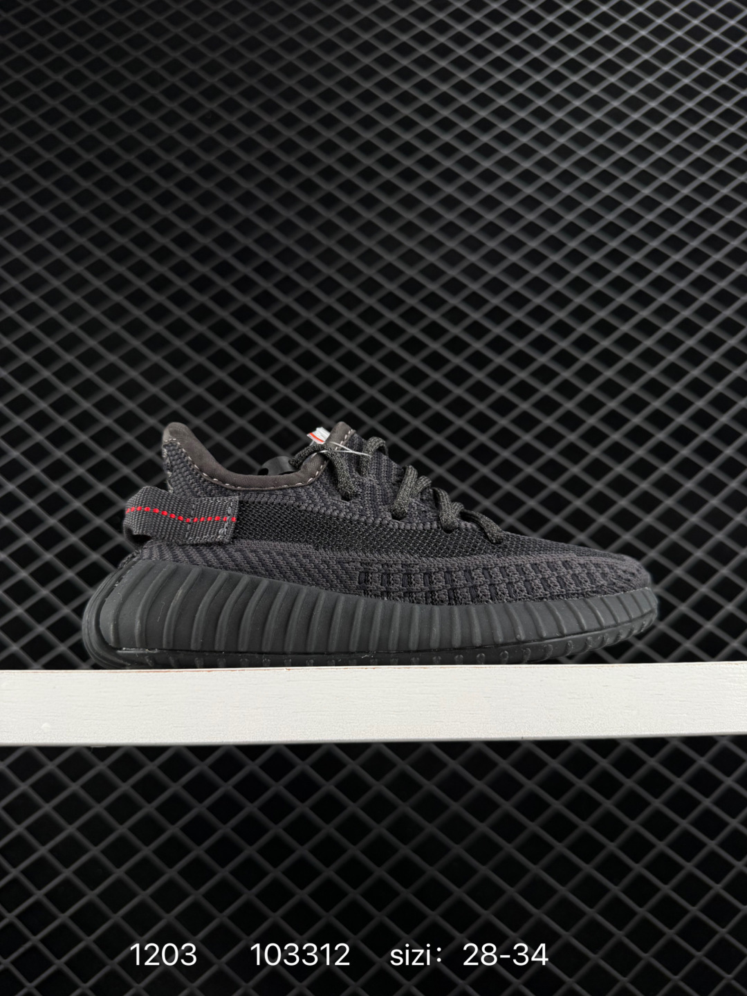 🈴三💰160
【童鞋】Adidas 阿迪达斯 Yeezy Boost 350 V2 椰子 巴斯夫 爆米花 休闲透气缓震舒适 儿童运动鞋 百搭轻便中底慢跑鞋 椰子鞋经典运动鞋中性跑鞋，是Adidas Yeezy 350 Boost 的 V2 升级版,搭载Primeknit编织鞋面,穿着舒适贴合。采用系带的开合方式，可自由调节松紧度。搭配Boost中底，具有减震、柔弹的特点。橡胶外底带有清晰的纹路，可以提升抓地力，同时起到防滑的作用。简单随性之中展现活泼灵动,更带有狂野的潮流气息。透明外底纹路也由纯粹的横向纹理变成了横竖交织的网格状。而在全球范围都一鞋难求得场面,也证明了这双adidas Yeezy 350 Boost v2的人气,也让Yeezy 350 Boost V2 成为了刷爆球鞋圈的明星级鞋款。

类型：儿童鞋
货号:  KH5053
尺码：28-35
编码：103312