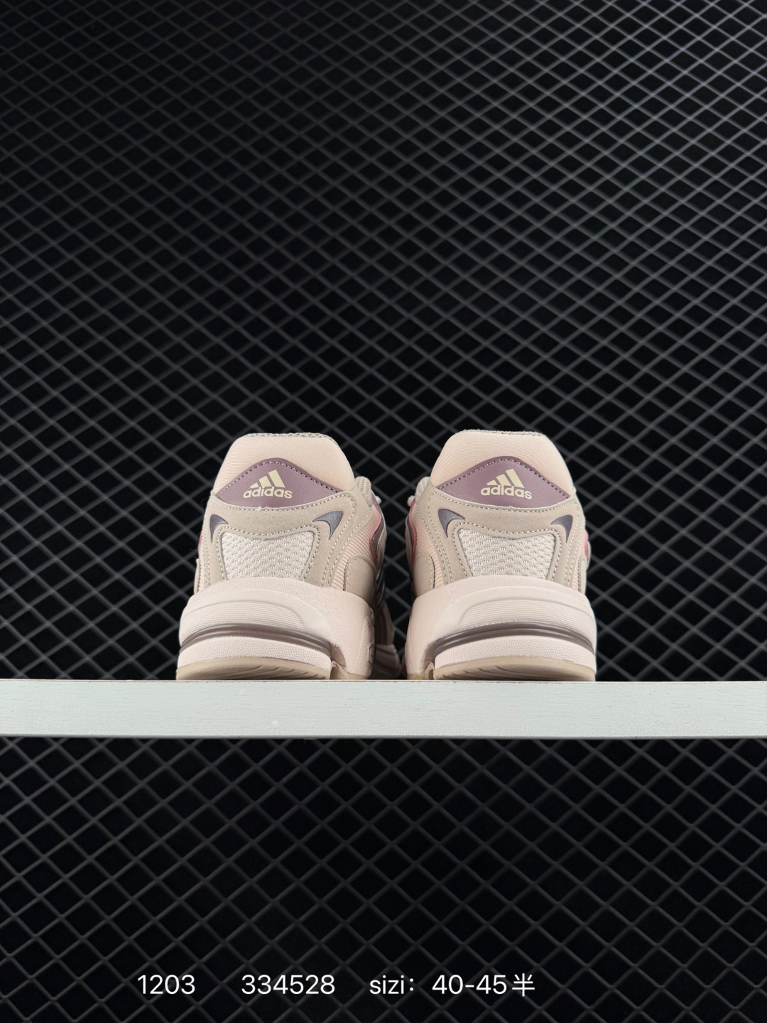 💰240
✅Adidas Adistar Jellyfish 水母系列 阿迪达斯 时尚舒适 耐磨透气 低帮老爹鞋
以3D风格焕新演绎标志性三条纹 为造型添上点睛之笔 金属质感视觉效果 自带哑光反射 后跟大块的TPU包裹 让增高的大底不再突兀 更显腿长脚细 脚感更加舒适
货号:IG6917
尺码:40-45
ID:334528 