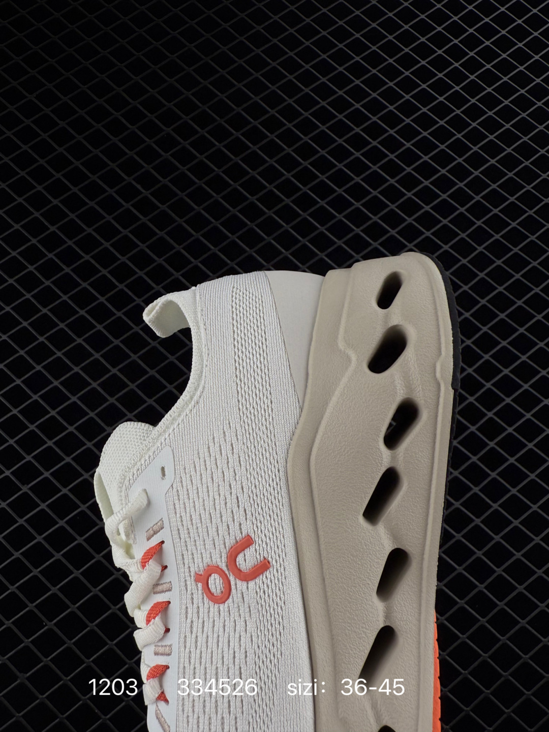 💰230
LOEWE 罗意威 x On 昂跑全新合作系列运动鞋 时尚老爹鞋，品牌与瑞士高性能运动品牌On携手打造的此系列作品专为城市与户外生活而设，充分彰显蕴含可持续理念的科技品质。跑鞋由再生聚酯纤维和网眼布制成，采用独家橡胶鞋底，鞋侧印有LOEWE罗意威经典LOGO，饰有全覆盖贴缝细节。此次合作，将On昂跑专业技术和LOEWE罗意威的精湛工艺结合，运用在跑鞋的制作和设计中，专为城市生活和户外运动打造。

尺码:  36-45
编码:  334526