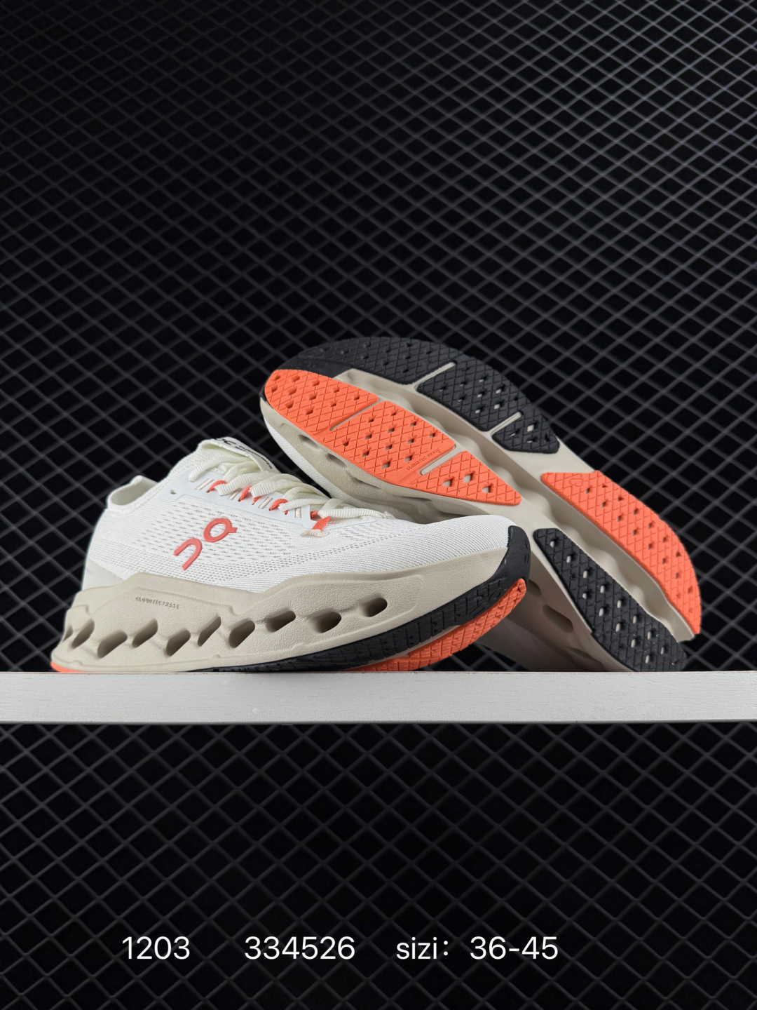 💰230
LOEWE 罗意威 x On 昂跑全新合作系列运动鞋 时尚老爹鞋，品牌与瑞士高性能运动品牌On携手打造的此系列作品专为城市与户外生活而设，充分彰显蕴含可持续理念的科技品质。跑鞋由再生聚酯纤维和网眼布制成，采用独家橡胶鞋底，鞋侧印有LOEWE罗意威经典LOGO，饰有全覆盖贴缝细节。此次合作，将On昂跑专业技术和LOEWE罗意威的精湛工艺结合，运用在跑鞋的制作和设计中，专为城市生活和户外运动打造。

尺码:  36-45
编码:  334526