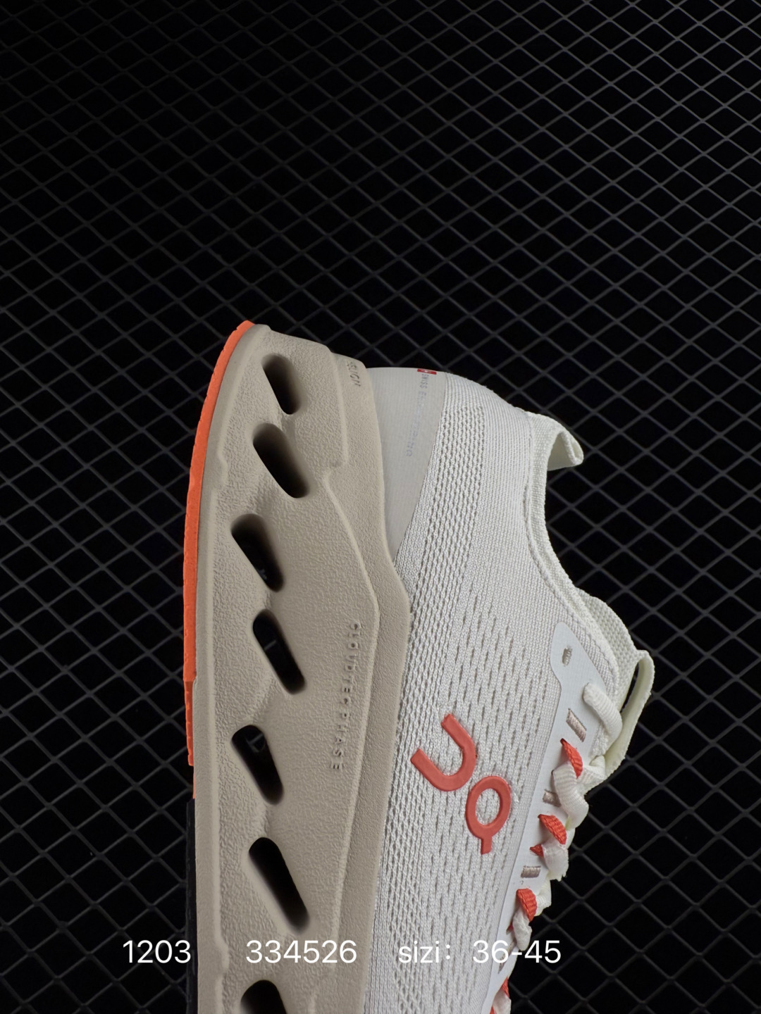 💰230
LOEWE 罗意威 x On 昂跑全新合作系列运动鞋 时尚老爹鞋，品牌与瑞士高性能运动品牌On携手打造的此系列作品专为城市与户外生活而设，充分彰显蕴含可持续理念的科技品质。跑鞋由再生聚酯纤维和网眼布制成，采用独家橡胶鞋底，鞋侧印有LOEWE罗意威经典LOGO，饰有全覆盖贴缝细节。此次合作，将On昂跑专业技术和LOEWE罗意威的精湛工艺结合，运用在跑鞋的制作和设计中，专为城市生活和户外运动打造。

尺码:  36-45
编码:  334526