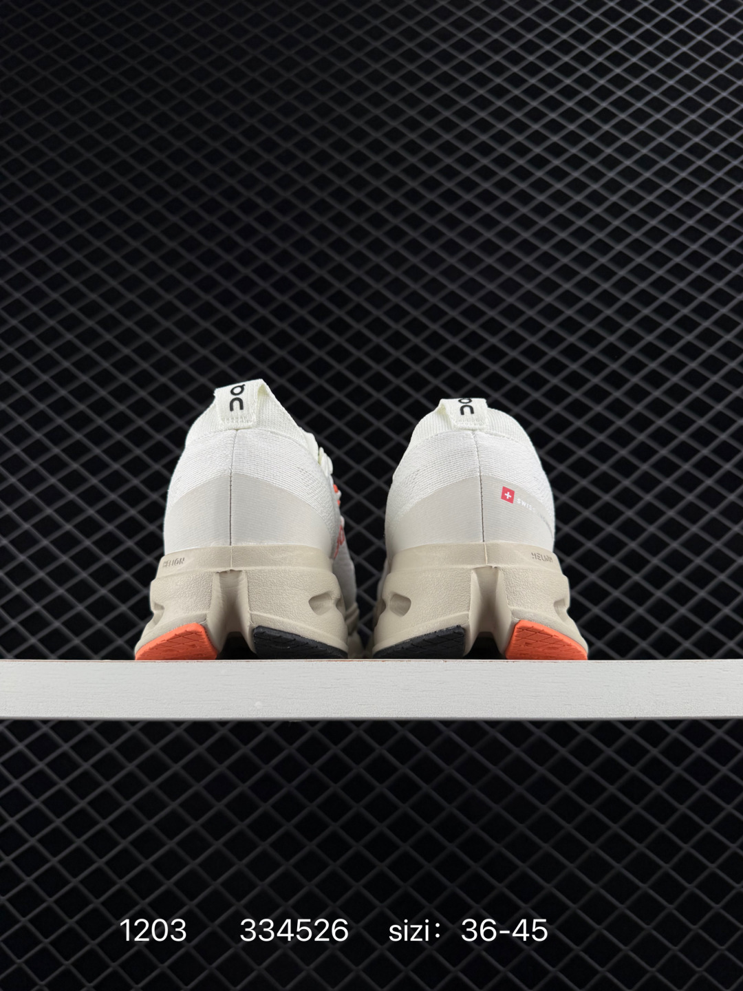 💰230
LOEWE 罗意威 x On 昂跑全新合作系列运动鞋 时尚老爹鞋，品牌与瑞士高性能运动品牌On携手打造的此系列作品专为城市与户外生活而设，充分彰显蕴含可持续理念的科技品质。跑鞋由再生聚酯纤维和网眼布制成，采用独家橡胶鞋底，鞋侧印有LOEWE罗意威经典LOGO，饰有全覆盖贴缝细节。此次合作，将On昂跑专业技术和LOEWE罗意威的精湛工艺结合，运用在跑鞋的制作和设计中，专为城市生活和户外运动打造。

尺码:  36-45
编码:  334526