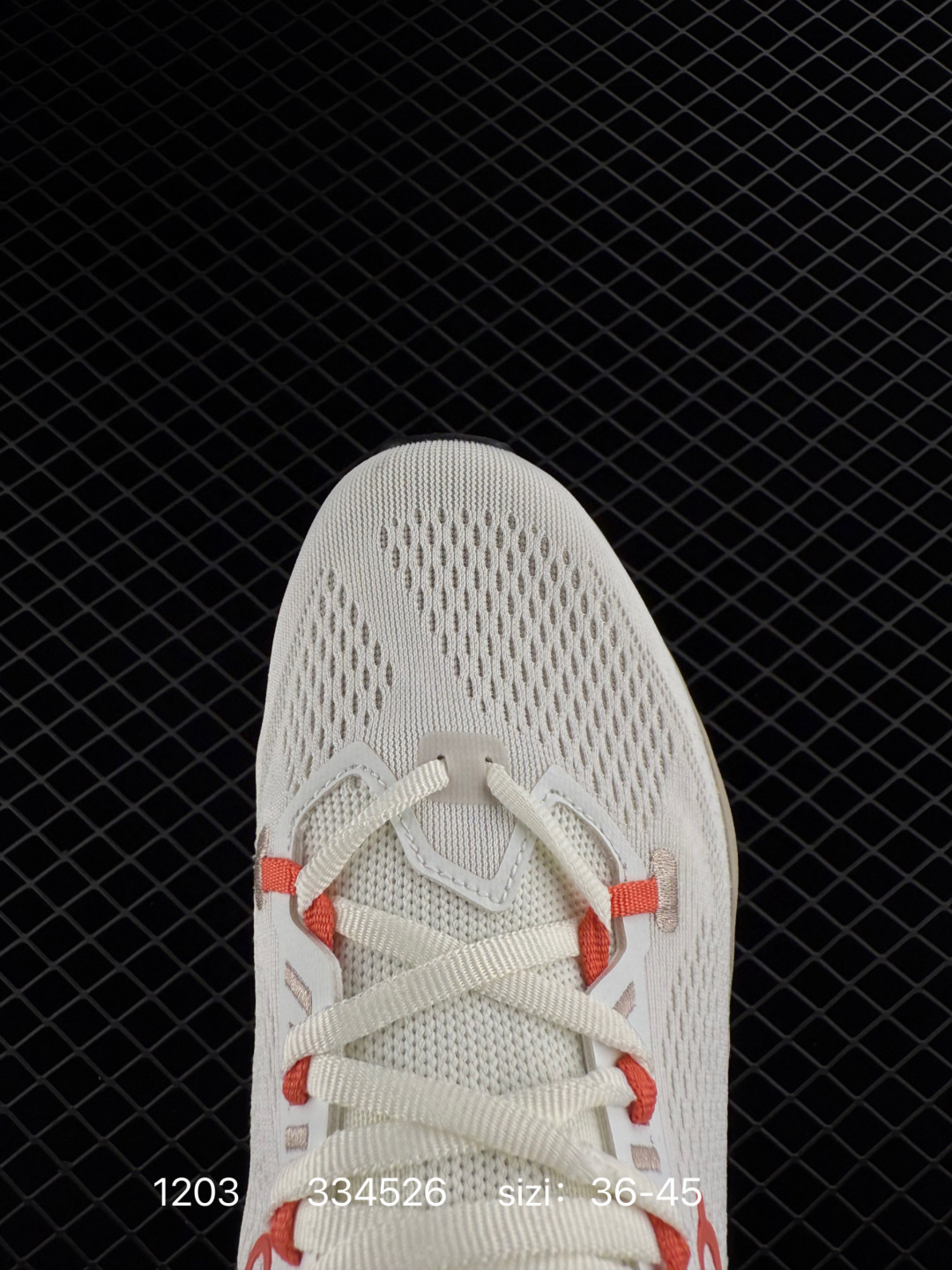 💰230
LOEWE 罗意威 x On 昂跑全新合作系列运动鞋 时尚老爹鞋，品牌与瑞士高性能运动品牌On携手打造的此系列作品专为城市与户外生活而设，充分彰显蕴含可持续理念的科技品质。跑鞋由再生聚酯纤维和网眼布制成，采用独家橡胶鞋底，鞋侧印有LOEWE罗意威经典LOGO，饰有全覆盖贴缝细节。此次合作，将On昂跑专业技术和LOEWE罗意威的精湛工艺结合，运用在跑鞋的制作和设计中，专为城市生活和户外运动打造。

尺码:  36-45
编码:  334526