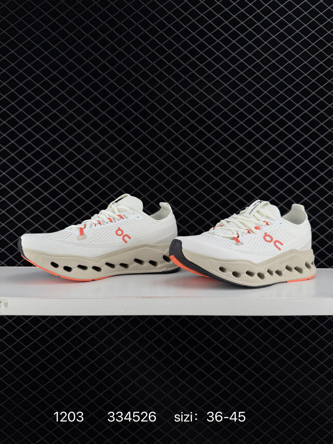 💰230
LOEWE 罗意威 x On 昂跑全新合作系列运动鞋 时尚老爹鞋，品牌与瑞士高性能运动品牌On携手打造的此系列作品专为城市与户外生活而设，充分彰显蕴含可持续理念的科技品质。跑鞋由再生聚酯纤维和网眼布制成，采用独家橡胶鞋底，鞋侧印有LOEWE罗意威经典LOGO，饰有全覆盖贴缝细节。此次合作，将On昂跑专业技术和LOEWE罗意威的精湛工艺结合，运用在跑鞋的制作和设计中，专为城市生活和户外运动打造。

尺码:  36-45
编码:  334526