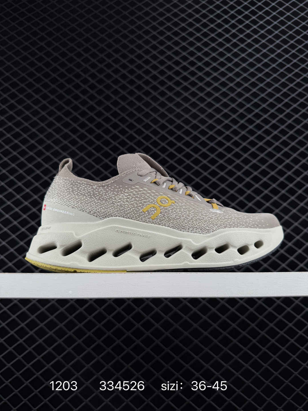 🈴💰230
LOEWE 罗意威 x On 昂跑全新合作系列运动鞋 时尚老爹鞋，品牌与瑞士高性能运动品牌On携手打造的此系列作品专为城市与户外生活而设，充分彰显蕴含可持续理念的科技品质。跑鞋由再生聚酯纤维和网眼布制成，采用独家橡胶鞋底，鞋侧印有LOEWE罗意威经典LOGO，饰有全覆盖贴缝细节。此次合作，将On昂跑专业技术和LOEWE罗意威的精湛工艺结合，运用在跑鞋的制作和设计中，专为城市生活和户外运动打造。

尺码:  36-45
编码:  334526