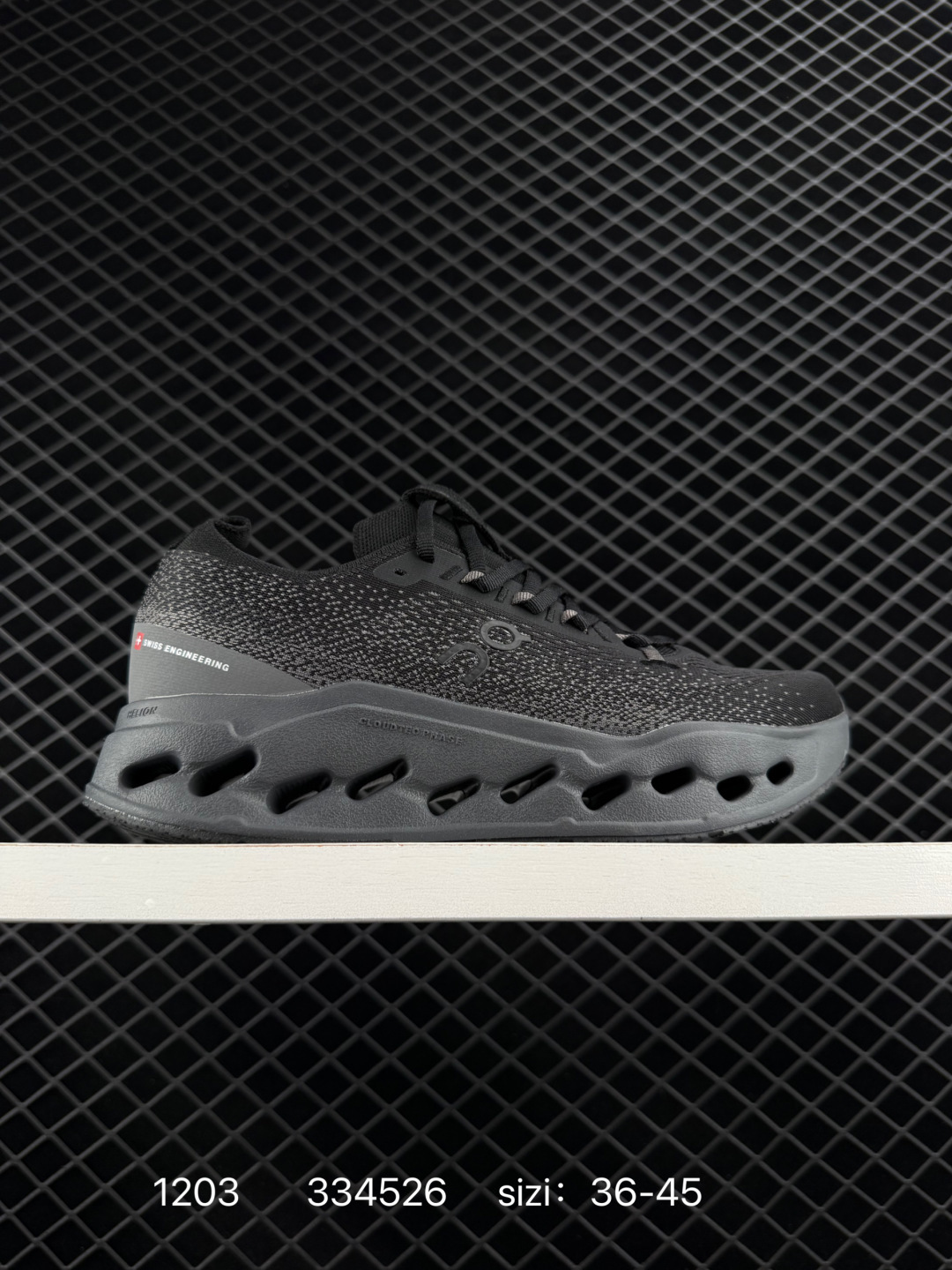 🈴💰230
LOEWE 罗意威 x On 昂跑全新合作系列运动鞋 时尚老爹鞋，品牌与瑞士高性能运动品牌On携手打造的此系列作品专为城市与户外生活而设，充分彰显蕴含可持续理念的科技品质。跑鞋由再生聚酯纤维和网眼布制成，采用独家橡胶鞋底，鞋侧印有LOEWE罗意威经典LOGO，饰有全覆盖贴缝细节。此次合作，将On昂跑专业技术和LOEWE罗意威的精湛工艺结合，运用在跑鞋的制作和设计中，专为城市生活和户外运动打造。

尺码:  36-45
编码:  334526