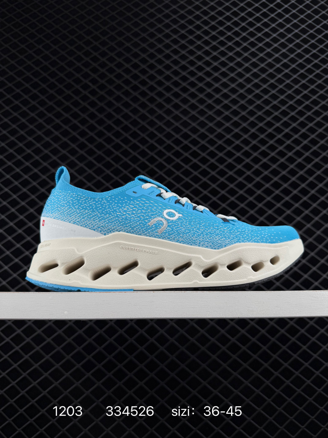 🈴💰230
LOEWE 罗意威 x On 昂跑全新合作系列运动鞋 时尚老爹鞋，品牌与瑞士高性能运动品牌On携手打造的此系列作品专为城市与户外生活而设，充分彰显蕴含可持续理念的科技品质。跑鞋由再生聚酯纤维和网眼布制成，采用独家橡胶鞋底，鞋侧印有LOEWE罗意威经典LOGO，饰有全覆盖贴缝细节。此次合作，将On昂跑专业技术和LOEWE罗意威的精湛工艺结合，运用在跑鞋的制作和设计中，专为城市生活和户外运动打造。

尺码:  36-45
编码:  334526