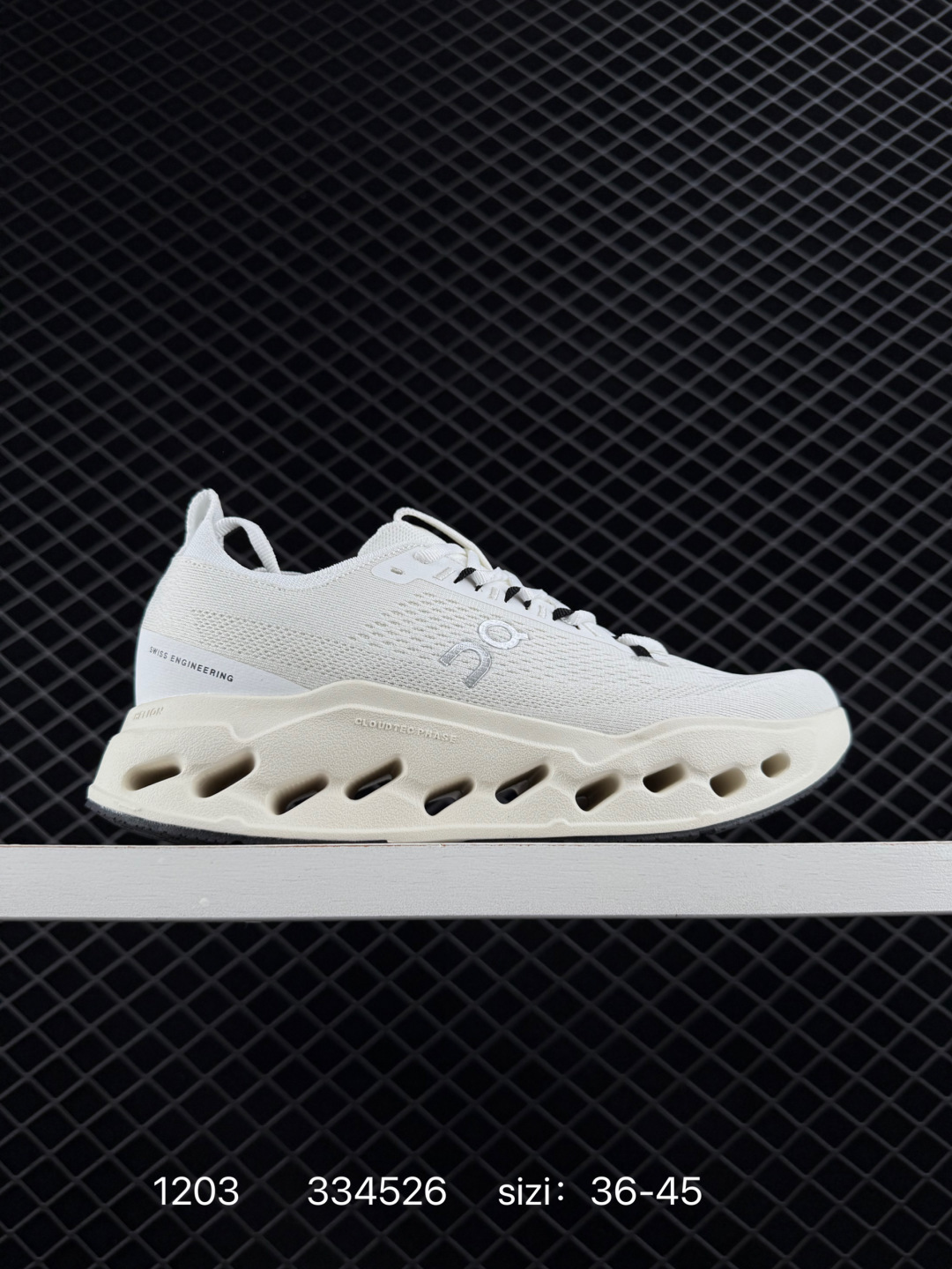 🈴💰230
LOEWE 罗意威 x On 昂跑全新合作系列运动鞋 时尚老爹鞋，品牌与瑞士高性能运动品牌On携手打造的此系列作品专为城市与户外生活而设，充分彰显蕴含可持续理念的科技品质。跑鞋由再生聚酯纤维和网眼布制成，采用独家橡胶鞋底，鞋侧印有LOEWE罗意威经典LOGO，饰有全覆盖贴缝细节。此次合作，将On昂跑专业技术和LOEWE罗意威的精湛工艺结合，运用在跑鞋的制作和设计中，专为城市生活和户外运动打造。

尺码:  36-45
编码:  334526