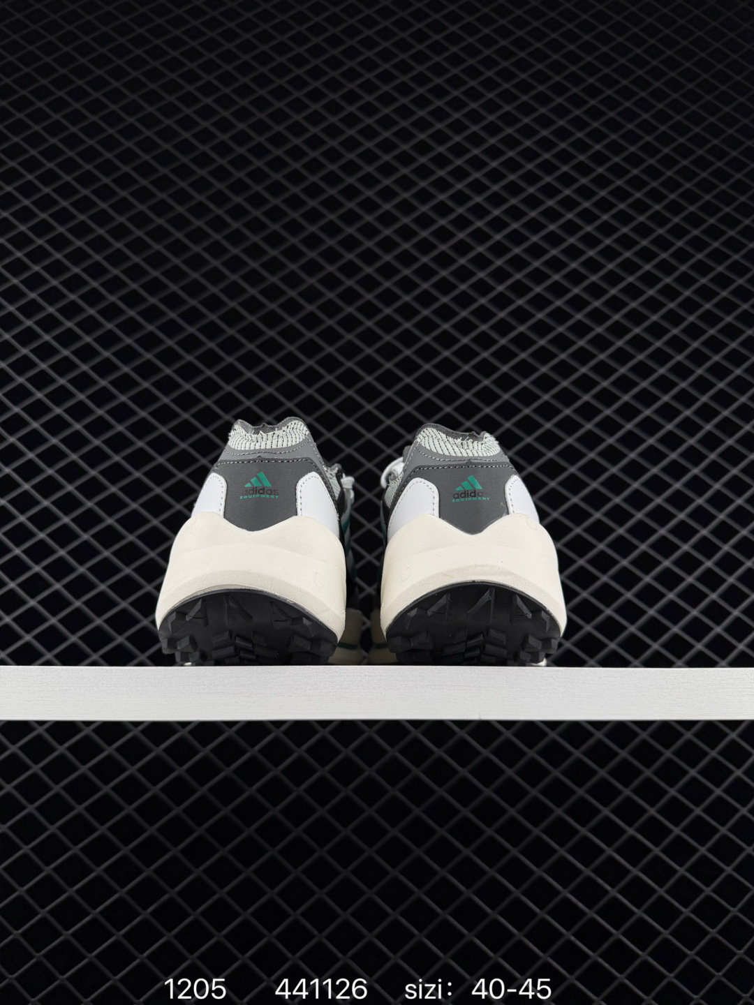 💰190
【新品🔥公司级】阿迪达斯 （adidas）Originals三叶草2025年新款男女鞋 EQUIPMENT AGRAVIC运动休闲鞋 厚底增高老爹鞋 JH6114 41复古运动风盛行，这双阿迪的 Equipment Agravic 可以成为新的选择。OG 味道恰到好处，但又自带一些现代气息。这是一双很有意思的款式，用到了越野跑顶级款式的大底，用到了Equipment标志配色的复古鞋面。这种组合还挺别出心裁的。充满工业美感的阿迪EQT，lightstrike Pro注塑发泡和马牌越野底的组合.Equipment agravic 除了越野跑鞋的户外专业性之外，棕粉色系的adidas复古点缀，脚感颜值方面完全够用，通勤好鞋无疑了.

货号:  JH6121
尺码:  40-45
编码：441126