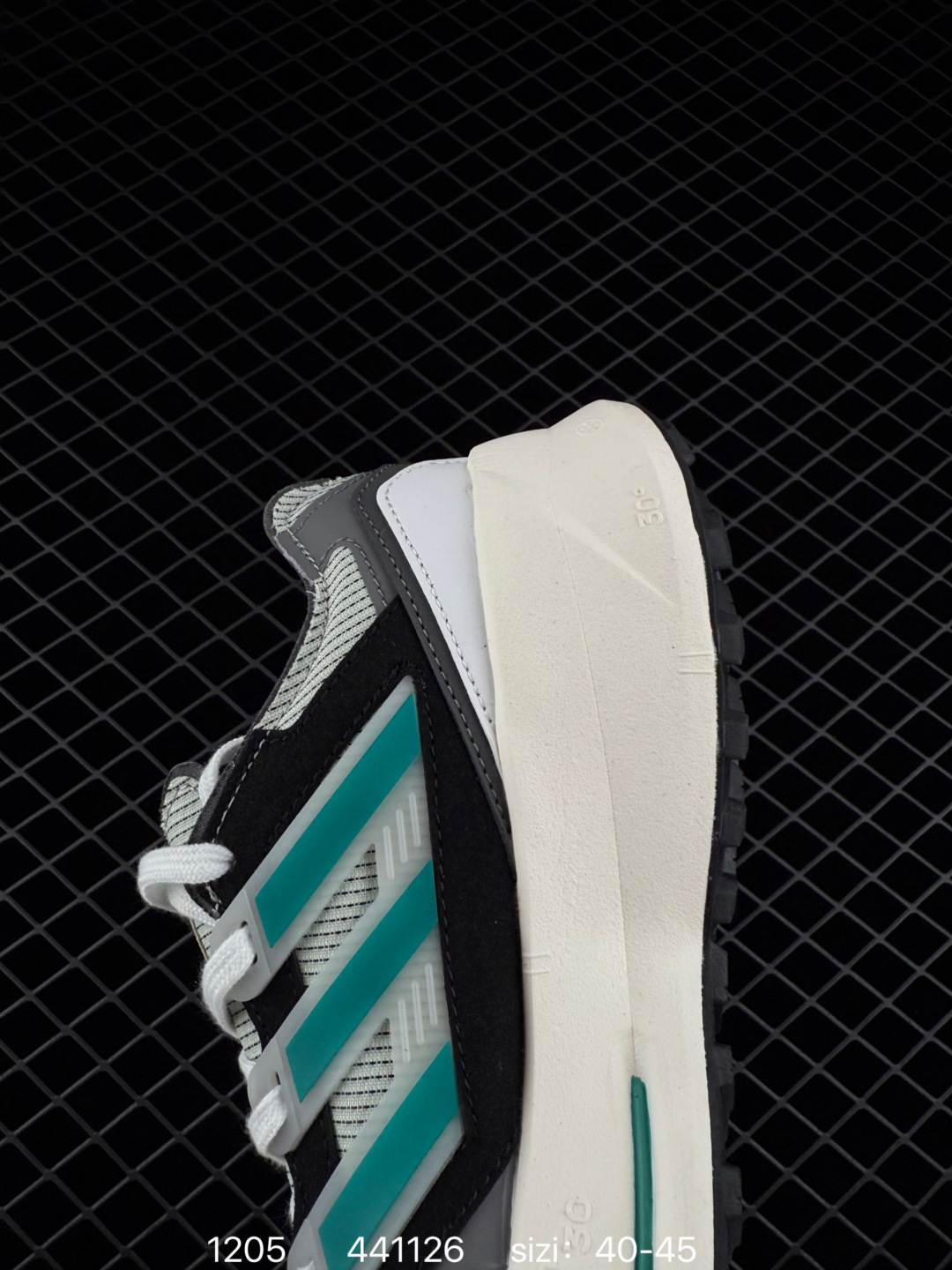 💰190
【新品🔥公司级】阿迪达斯 （adidas）Originals三叶草2025年新款男女鞋 EQUIPMENT AGRAVIC运动休闲鞋 厚底增高老爹鞋 JH6114 41复古运动风盛行，这双阿迪的 Equipment Agravic 可以成为新的选择。OG 味道恰到好处，但又自带一些现代气息。这是一双很有意思的款式，用到了越野跑顶级款式的大底，用到了Equipment标志配色的复古鞋面。这种组合还挺别出心裁的。充满工业美感的阿迪EQT，lightstrike Pro注塑发泡和马牌越野底的组合.Equipment agravic 除了越野跑鞋的户外专业性之外，棕粉色系的adidas复古点缀，脚感颜值方面完全够用，通勤好鞋无疑了.

货号:  JH6121
尺码:  40-45
编码：441126