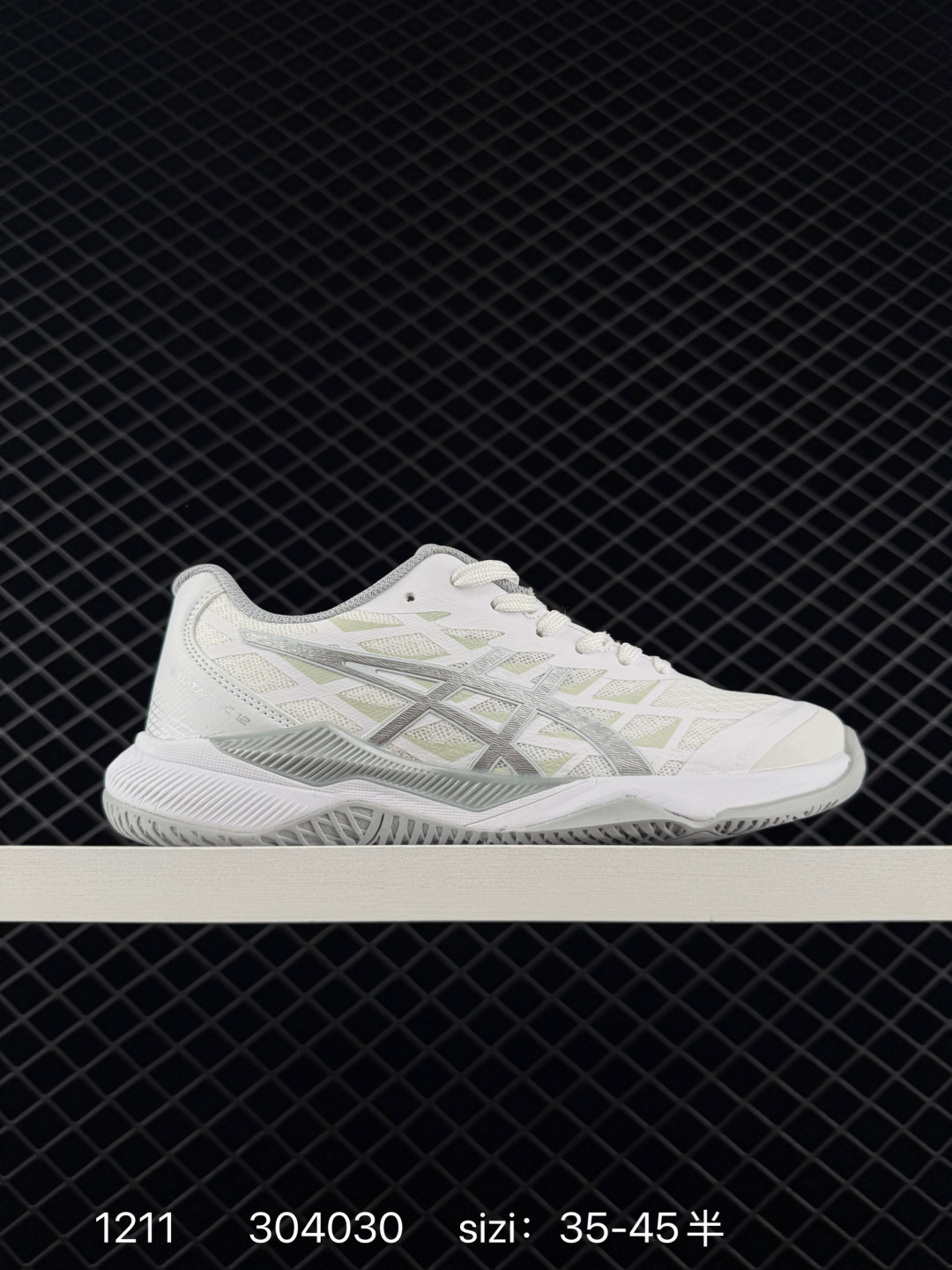 Asics Gel-Tactic 12 舒适时尚织物透气低帮跑步鞋 ASICS(亚瑟士)是日本实业家鬼冢喜八郎创立的跑鞋运动品牌,名字想法源自著名的拉丁谚语“AnimaSana In Corpore Sano”,意为“健全的精神寓于强健的体魄”.正如其名字的含义,ASICS亚瑟士一直坚信保持身体的健康与活力是打造健康快乐的生活方式的最佳途径.亚瑟士的跑鞋、篮球鞋等系列集专业与美貌于一身,拥有极高的热度.2016年,ASICS在“2016年日本最佳全球品牌”排行榜名列第17名. 三泰 货号:1072A092-102 半 编码:304030