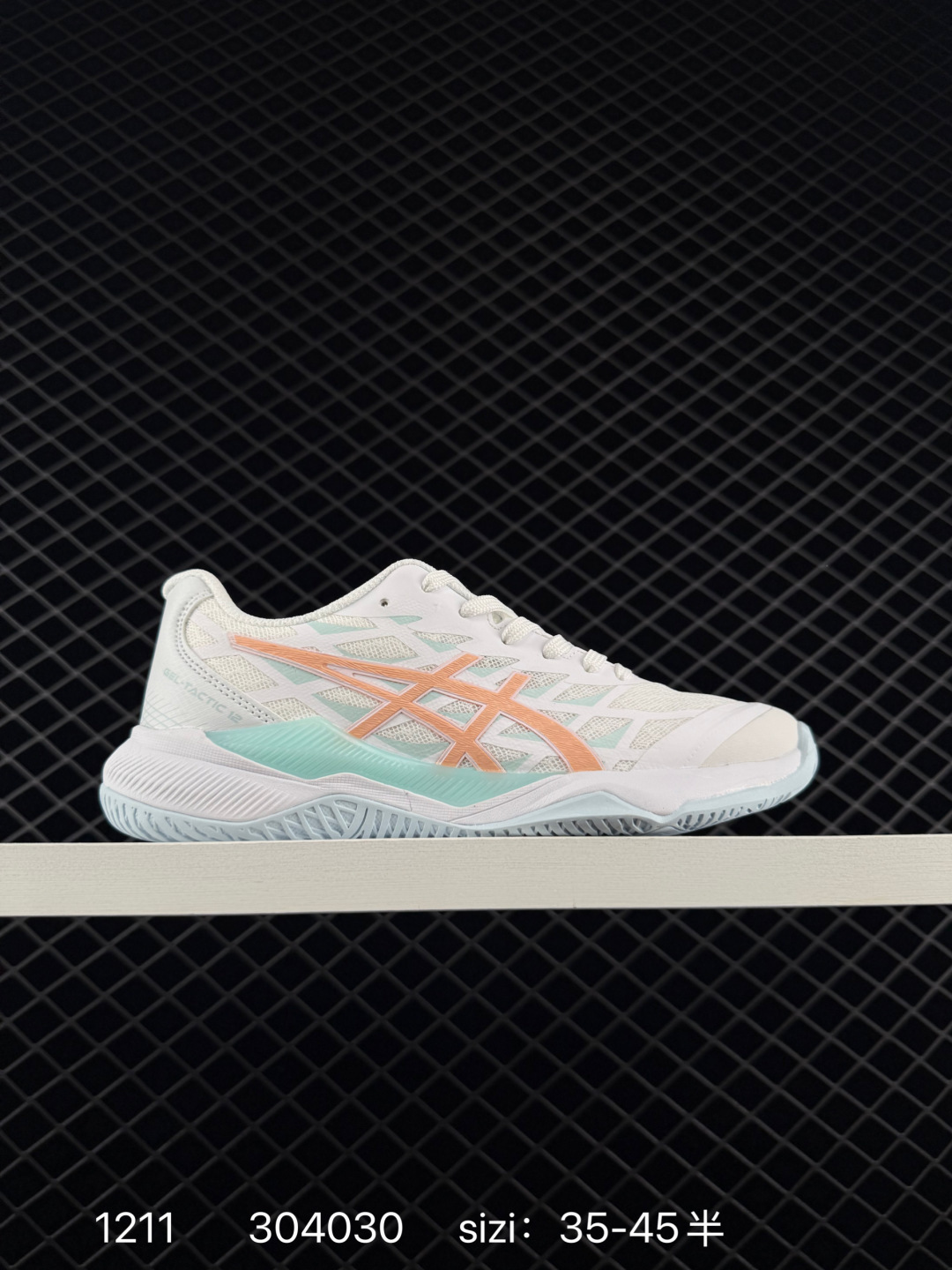 Asics Gel-Tactic 12 舒适时尚织物透气低帮跑步鞋 ASICS(亚瑟士)是日本实业家鬼冢喜八郎创立的跑鞋运动品牌,名字想法源自著名的拉丁谚语“AnimaSana In Corpore Sano”,意为“健全的精神寓于强健的体魄”.正如其名字的含义,ASICS亚瑟士一直坚信保持身体的健康与活力是打造健康快乐的生活方式的最佳途径.亚瑟士的跑鞋、篮球鞋等系列集专业与美貌于一身,拥有极高的热度.2016年,ASICS在“2016年日本最佳全球品牌”排行榜名列第17名. 三泰 货号:1072A092-102 半 编码:304030