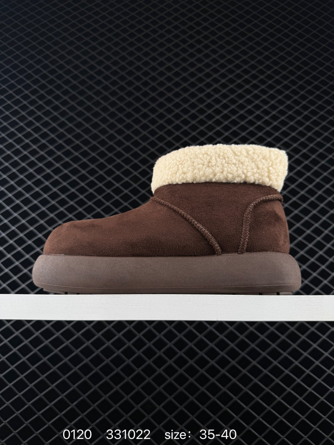 💰170
UGG雪地靴 高帮翻领筒靴  时尚舒适平底女鞋户外雪地靴 俏皮可爱的百变造型， 美国轻奢品牌🐑UGG 平底系列冬季 雪地休闲保暖毛毛雪地靴。官方同步包装 检验标 材料采用原厂防污防水皮料 防滑耐磨轻翼大底 保暖性能十足 严寒季节。羊皮毛一体 1.1隆丰原材料  Treadlite by UGG.轻翼大底，将给你带来新奇别致的温暖和舒适体验。

尺码：35 36 37 38 39 40
编码：331022