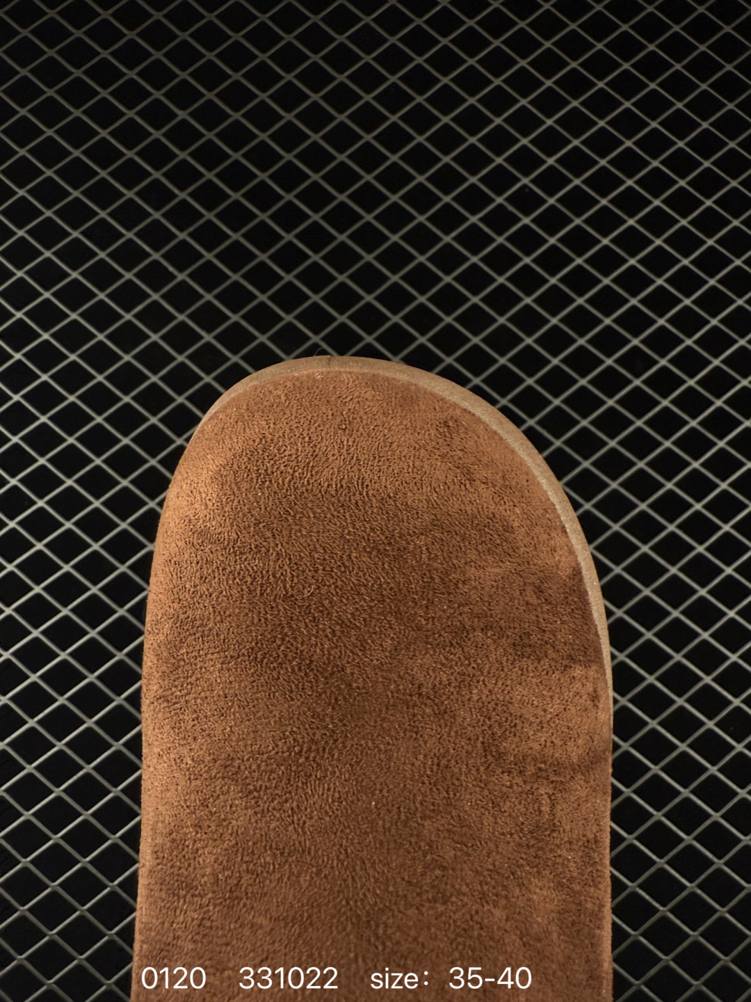 💰170
UGG雪地靴 高帮翻领筒靴  时尚舒适平底女鞋户外雪地靴 俏皮可爱的百变造型， 美国轻奢品牌🐑UGG 平底系列冬季 雪地休闲保暖毛毛雪地靴。官方同步包装 检验标 材料采用原厂防污防水皮料 防滑耐磨轻翼大底 保暖性能十足 严寒季节。羊皮毛一体 1.1隆丰原材料  Treadlite by UGG.轻翼大底，将给你带来新奇别致的温暖和舒适体验。

尺码：35 36 37 38 39 40
编码：331022