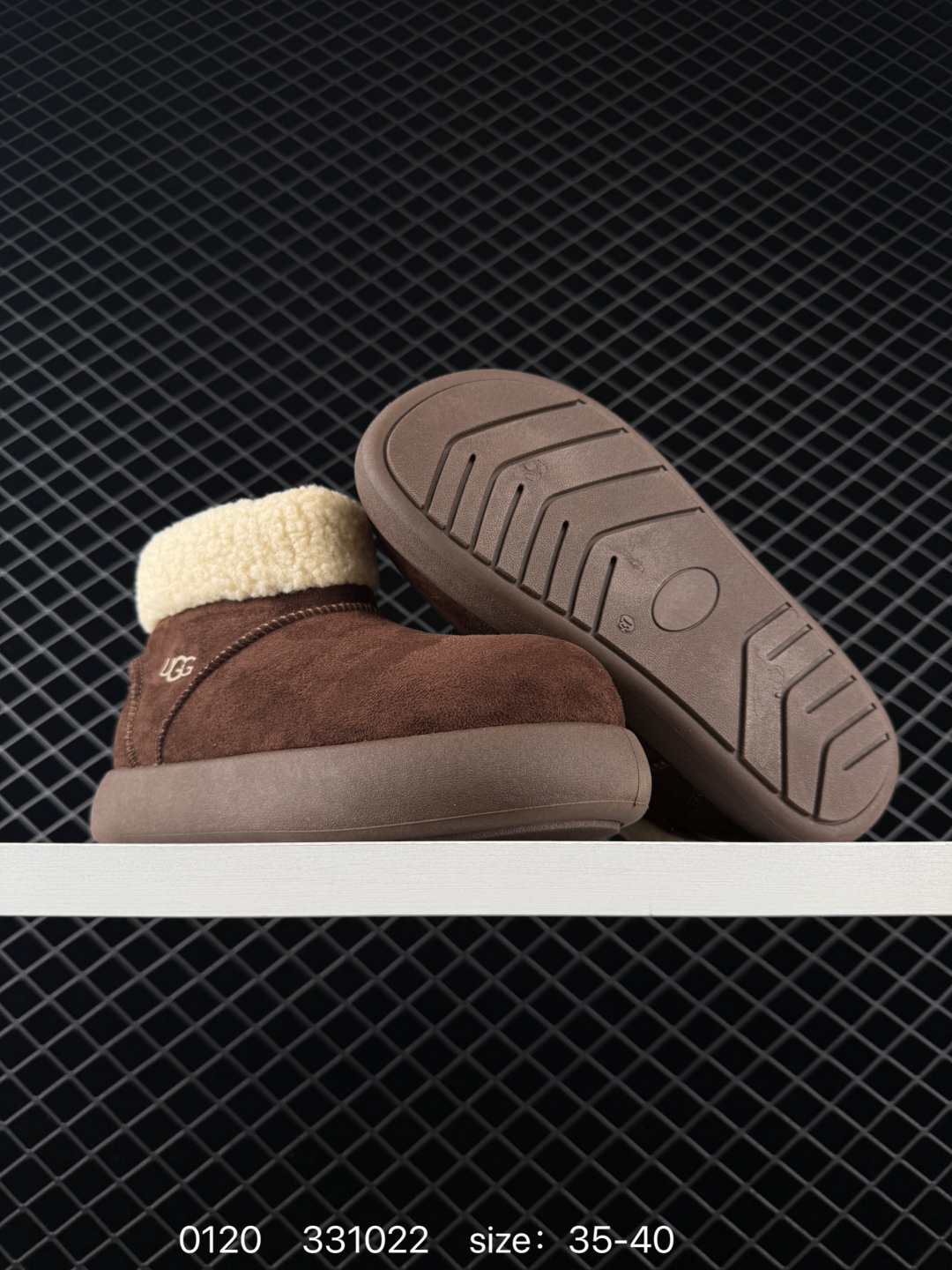 🈴💰170
UGG雪地靴 高帮翻领筒靴  时尚舒适平底女鞋户外雪地靴 俏皮可爱的百变造型， 美国轻奢品牌🐑UGG 平底系列冬季 雪地休闲保暖毛毛雪地靴。官方同步包装 检验标 材料采用原厂防污防水皮料 防滑耐磨轻翼大底 保暖性能十足 严寒季节。羊皮毛一体 1.1隆丰原材料  Treadlite by UGG.轻翼大底，将给你带来新奇别致的温暖和舒适体验。

尺码：35 36 37 38 39 40
编码：331022