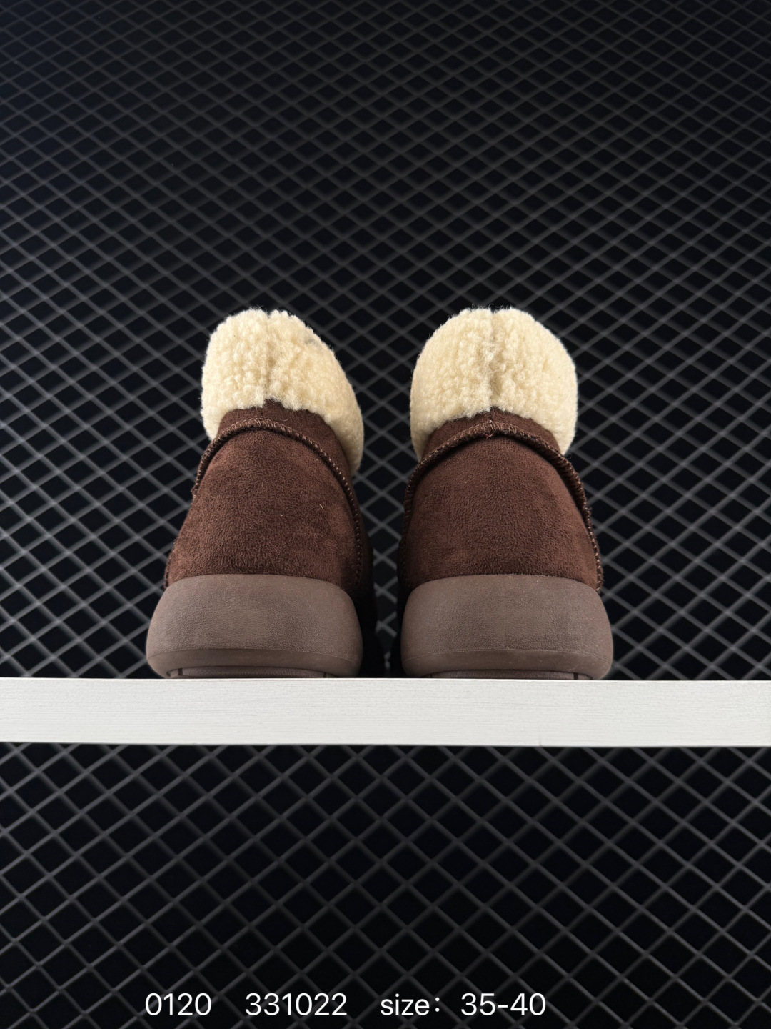 💰170
UGG雪地靴 高帮翻领筒靴  时尚舒适平底女鞋户外雪地靴 俏皮可爱的百变造型， 美国轻奢品牌🐑UGG 平底系列冬季 雪地休闲保暖毛毛雪地靴。官方同步包装 检验标 材料采用原厂防污防水皮料 防滑耐磨轻翼大底 保暖性能十足 严寒季节。羊皮毛一体 1.1隆丰原材料  Treadlite by UGG.轻翼大底，将给你带来新奇别致的温暖和舒适体验。

尺码：35 36 37 38 39 40
编码：331022