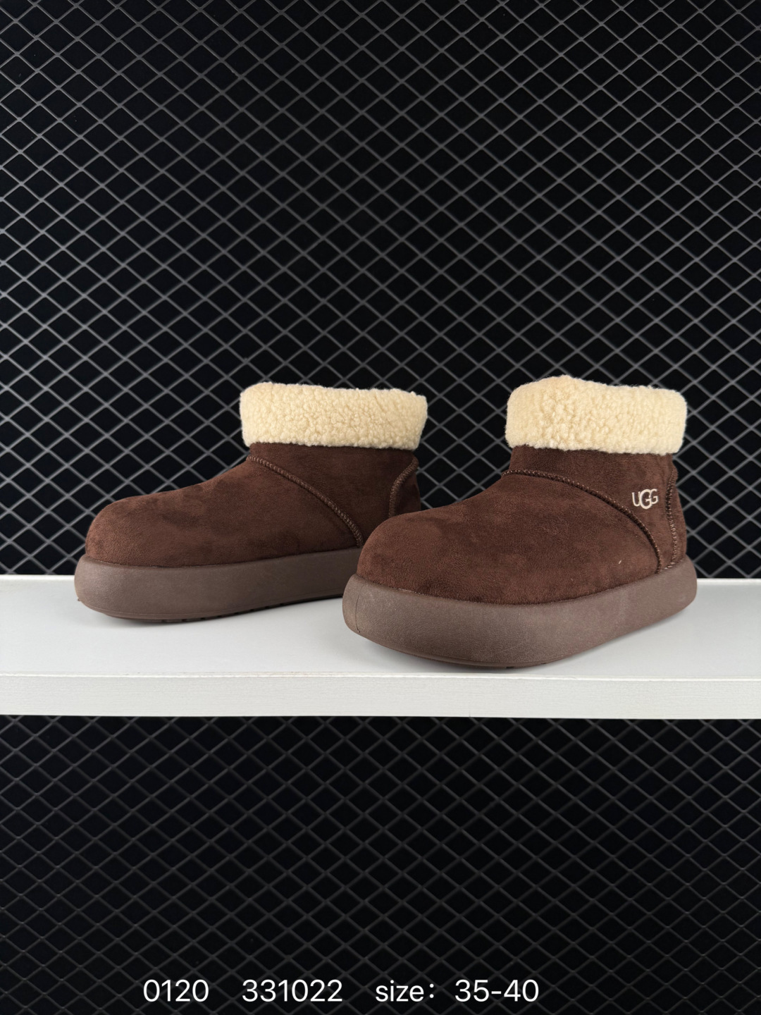 💰170
UGG雪地靴 高帮翻领筒靴  时尚舒适平底女鞋户外雪地靴 俏皮可爱的百变造型， 美国轻奢品牌🐑UGG 平底系列冬季 雪地休闲保暖毛毛雪地靴。官方同步包装 检验标 材料采用原厂防污防水皮料 防滑耐磨轻翼大底 保暖性能十足 严寒季节。羊皮毛一体 1.1隆丰原材料  Treadlite by UGG.轻翼大底，将给你带来新奇别致的温暖和舒适体验。

尺码：35 36 37 38 39 40
编码：331022