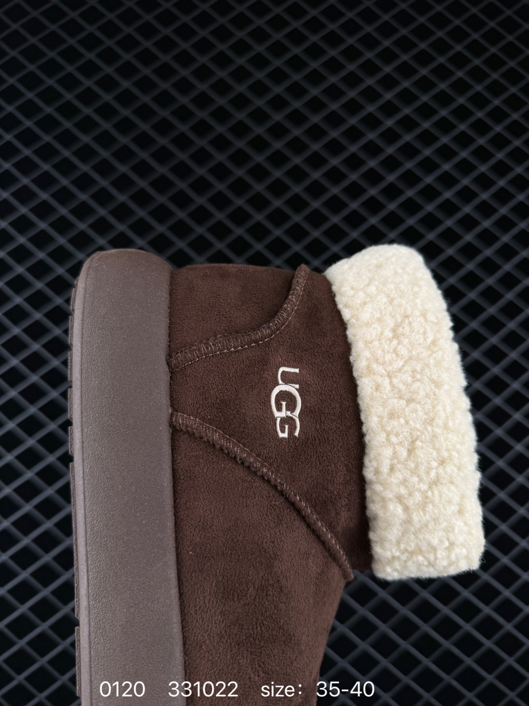 💰170
UGG雪地靴 高帮翻领筒靴  时尚舒适平底女鞋户外雪地靴 俏皮可爱的百变造型， 美国轻奢品牌🐑UGG 平底系列冬季 雪地休闲保暖毛毛雪地靴。官方同步包装 检验标 材料采用原厂防污防水皮料 防滑耐磨轻翼大底 保暖性能十足 严寒季节。羊皮毛一体 1.1隆丰原材料  Treadlite by UGG.轻翼大底，将给你带来新奇别致的温暖和舒适体验。

尺码：35 36 37 38 39 40
编码：331022