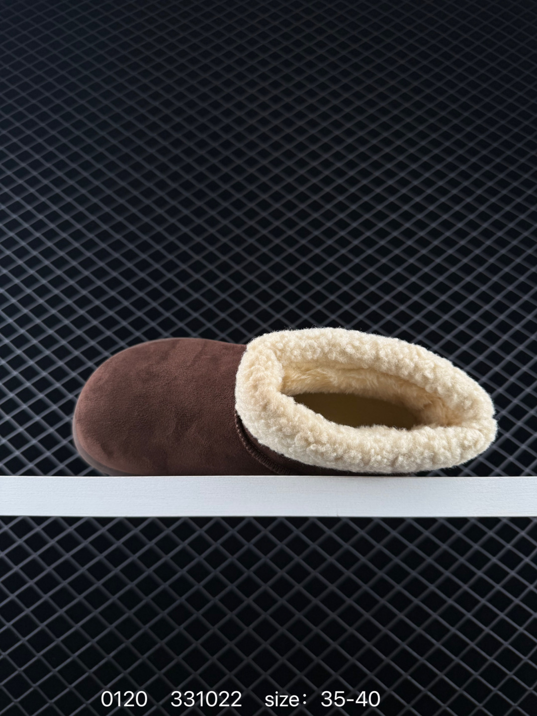 💰170
UGG雪地靴 高帮翻领筒靴  时尚舒适平底女鞋户外雪地靴 俏皮可爱的百变造型， 美国轻奢品牌🐑UGG 平底系列冬季 雪地休闲保暖毛毛雪地靴。官方同步包装 检验标 材料采用原厂防污防水皮料 防滑耐磨轻翼大底 保暖性能十足 严寒季节。羊皮毛一体 1.1隆丰原材料  Treadlite by UGG.轻翼大底，将给你带来新奇别致的温暖和舒适体验。

尺码：35 36 37 38 39 40
编码：331022