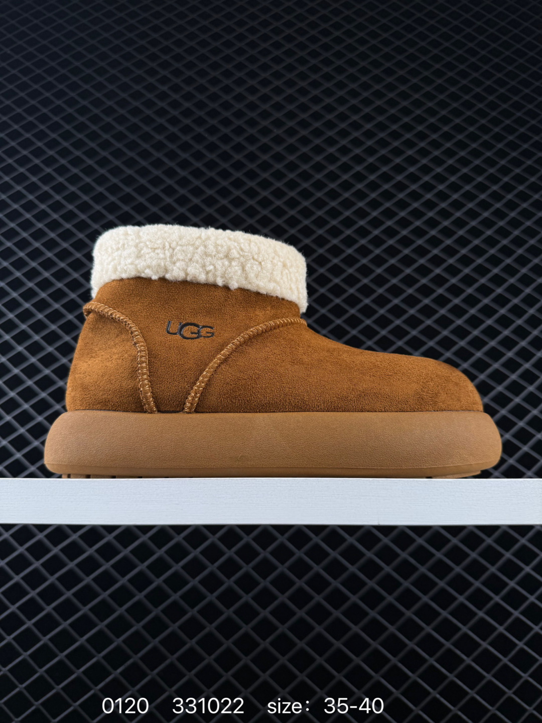 🈴💰170
UGG雪地靴 高帮翻领筒靴  时尚舒适平底女鞋户外雪地靴 俏皮可爱的百变造型， 美国轻奢品牌🐑UGG 平底系列冬季 雪地休闲保暖毛毛雪地靴。官方同步包装 检验标 材料采用原厂防污防水皮料 防滑耐磨轻翼大底 保暖性能十足 严寒季节。羊皮毛一体 1.1隆丰原材料  Treadlite by UGG.轻翼大底，将给你带来新奇别致的温暖和舒适体验。

尺码：35 36 37 38 39 40
编码：331022