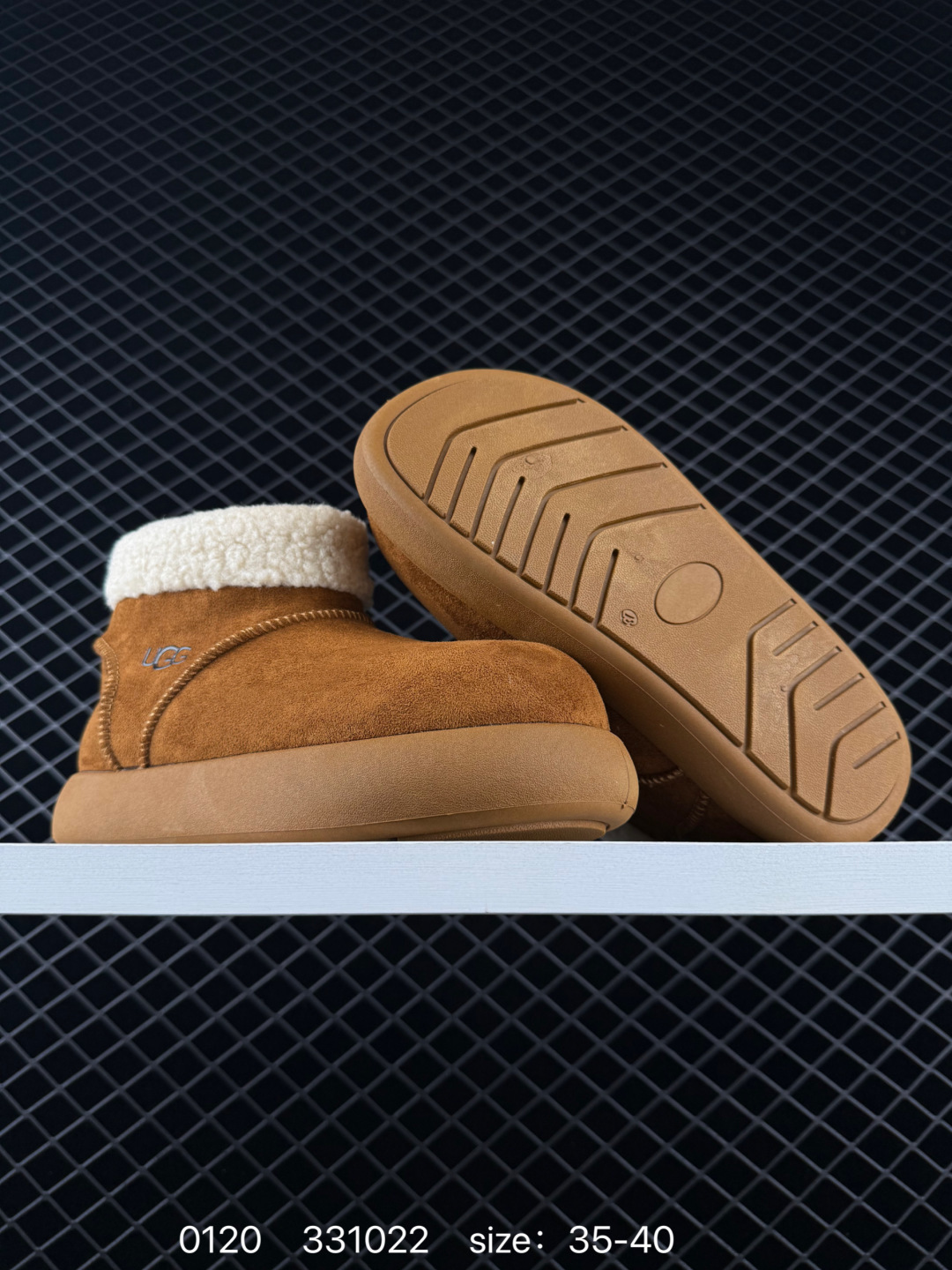 🈴💰170
UGG雪地靴 高帮翻领筒靴  时尚舒适平底女鞋户外雪地靴 俏皮可爱的百变造型， 美国轻奢品牌🐑UGG 平底系列冬季 雪地休闲保暖毛毛雪地靴。官方同步包装 检验标 材料采用原厂防污防水皮料 防滑耐磨轻翼大底 保暖性能十足 严寒季节。羊皮毛一体 1.1隆丰原材料  Treadlite by UGG.轻翼大底，将给你带来新奇别致的温暖和舒适体验。

尺码：35 36 37 38 39 40
编码：331022
