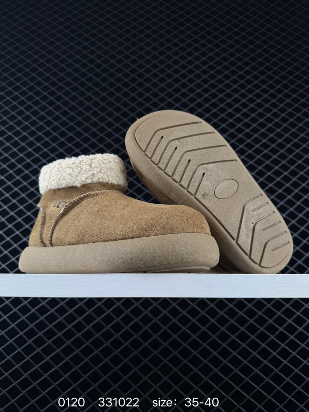 🈴💰170
UGG雪地靴 高帮翻领筒靴  时尚舒适平底女鞋户外雪地靴 俏皮可爱的百变造型， 美国轻奢品牌🐑UGG 平底系列冬季 雪地休闲保暖毛毛雪地靴。官方同步包装 检验标 材料采用原厂防污防水皮料 防滑耐磨轻翼大底 保暖性能十足 严寒季节。羊皮毛一体 1.1隆丰原材料  Treadlite by UGG.轻翼大底，将给你带来新奇别致的温暖和舒适体验。

尺码：35 36 37 38 39 40
编码：331022