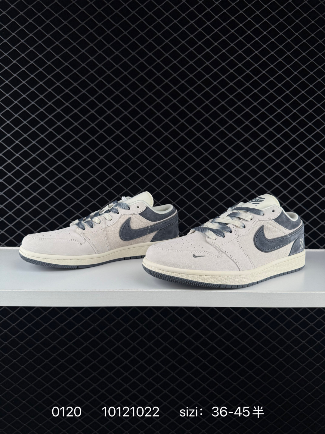 💰170
特：Air Jordan 1 Retro Low x The North Face x CDG 北面联名-米灰蓝 定制配色 原厂内置气垫魔块 A模大底 头层小牛皮 鞋舌AJ原厂专用牛津布+AJ专用反口珍珠布+原厂无杂质高弹内里海棉+特殊封边弹力鞋带 
货号：DM9188-011
SIZE：36 36.5 37.5 38 38.5 39 40 40.5 41 42 42.5 43 44 44.5 45
编码：10121022