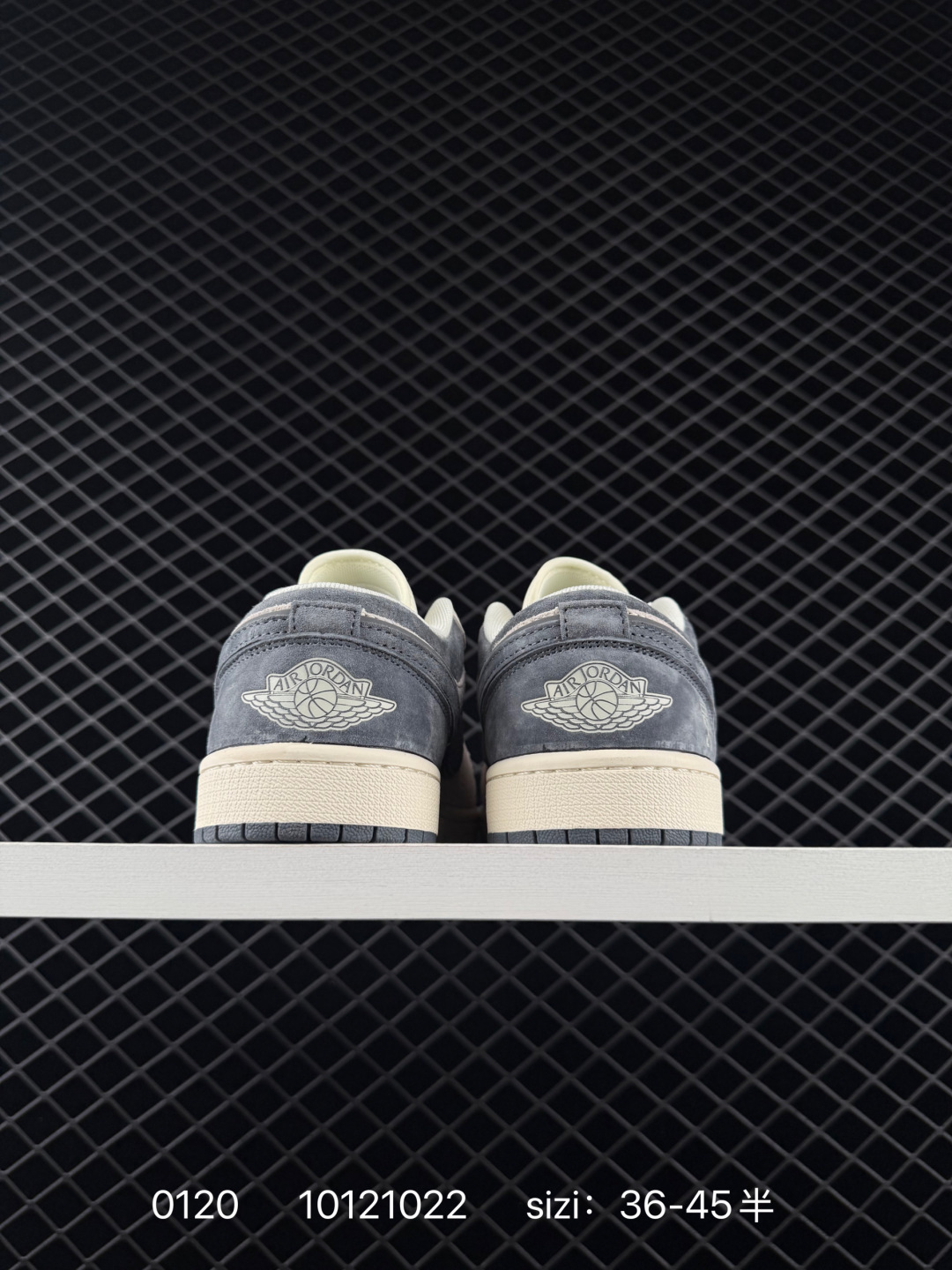 💰170
特：Air Jordan 1 Retro Low x The North Face x CDG 北面联名-米灰蓝 定制配色 原厂内置气垫魔块 A模大底 头层小牛皮 鞋舌AJ原厂专用牛津布+AJ专用反口珍珠布+原厂无杂质高弹内里海棉+特殊封边弹力鞋带 
货号：DM9188-011
SIZE：36 36.5 37.5 38 38.5 39 40 40.5 41 42 42.5 43 44 44.5 45
编码：10121022