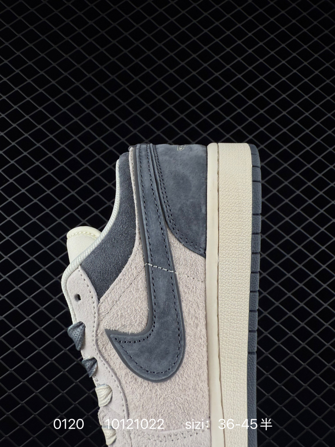 💰170
特：Air Jordan 1 Retro Low x The North Face x CDG 北面联名-米灰蓝 定制配色 原厂内置气垫魔块 A模大底 头层小牛皮 鞋舌AJ原厂专用牛津布+AJ专用反口珍珠布+原厂无杂质高弹内里海棉+特殊封边弹力鞋带 
货号：DM9188-011
SIZE：36 36.5 37.5 38 38.5 39 40 40.5 41 42 42.5 43 44 44.5 45
编码：10121022