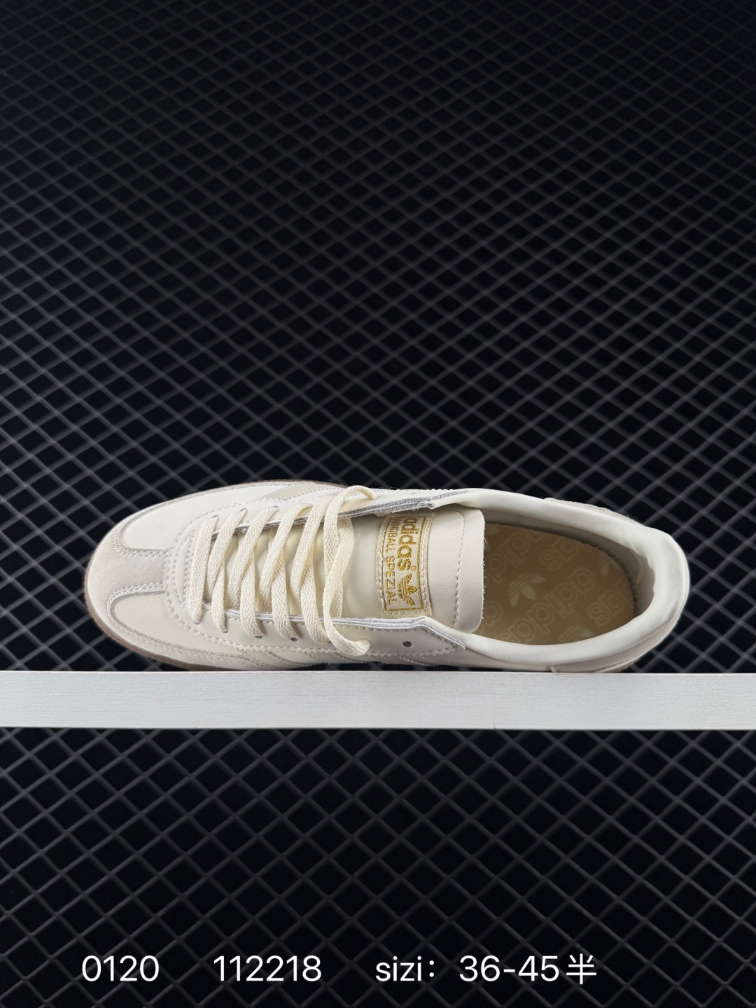 💰150
阿迪达斯 Adidas HANDBALL SPEZIAL 低帮三叶草学院风复古休闲板鞋 德训鞋 橡胶底柔软皮革经典运动鞋板鞋。圆头、缝合拼接设计、正面绑带、鞋舌部位附有标贴、经典三条杠装饰鞋侧，承载青春情怀的板鞋。品牌辨识度清晰，牛筋耐磨大底。

货号：JR3365
码数：36-45含半码
编码：112218