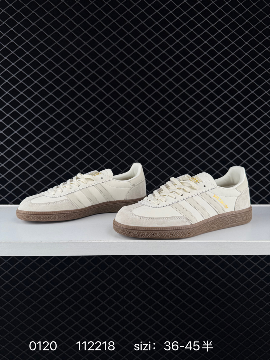 💰150
阿迪达斯 Adidas HANDBALL SPEZIAL 低帮三叶草学院风复古休闲板鞋 德训鞋 橡胶底柔软皮革经典运动鞋板鞋。圆头、缝合拼接设计、正面绑带、鞋舌部位附有标贴、经典三条杠装饰鞋侧，承载青春情怀的板鞋。品牌辨识度清晰，牛筋耐磨大底。

货号：JR3365
码数：36-45含半码
编码：112218