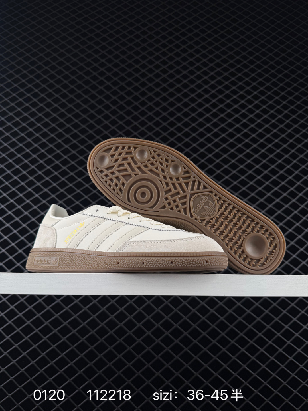 💰150
阿迪达斯 Adidas HANDBALL SPEZIAL 低帮三叶草学院风复古休闲板鞋 德训鞋 橡胶底柔软皮革经典运动鞋板鞋。圆头、缝合拼接设计、正面绑带、鞋舌部位附有标贴、经典三条杠装饰鞋侧，承载青春情怀的板鞋。品牌辨识度清晰，牛筋耐磨大底。

货号：JR3365
码数：36-45含半码
编码：112218