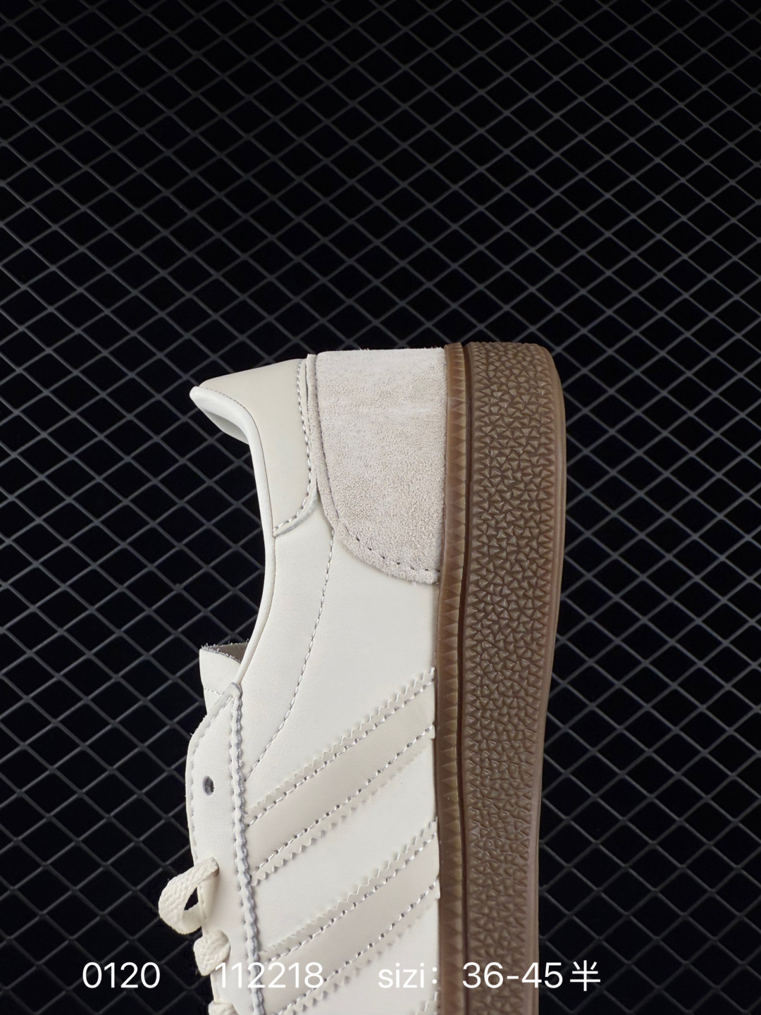 💰150
阿迪达斯 Adidas HANDBALL SPEZIAL 低帮三叶草学院风复古休闲板鞋 德训鞋 橡胶底柔软皮革经典运动鞋板鞋。圆头、缝合拼接设计、正面绑带、鞋舌部位附有标贴、经典三条杠装饰鞋侧，承载青春情怀的板鞋。品牌辨识度清晰，牛筋耐磨大底。

货号：JR3365
码数：36-45含半码
编码：112218