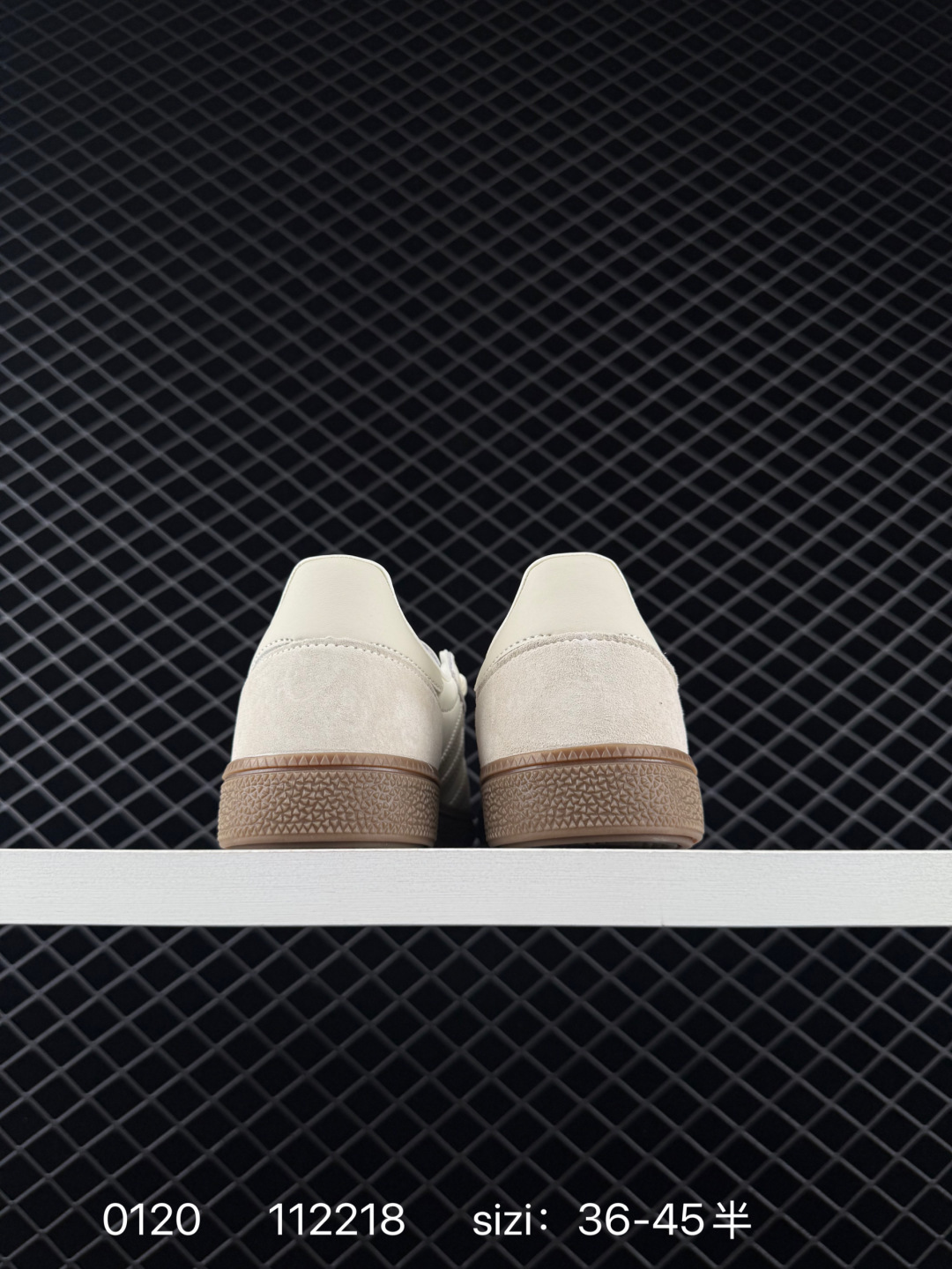 💰150
阿迪达斯 Adidas HANDBALL SPEZIAL 低帮三叶草学院风复古休闲板鞋 德训鞋 橡胶底柔软皮革经典运动鞋板鞋。圆头、缝合拼接设计、正面绑带、鞋舌部位附有标贴、经典三条杠装饰鞋侧，承载青春情怀的板鞋。品牌辨识度清晰，牛筋耐磨大底。

货号：JR3365
码数：36-45含半码
编码：112218