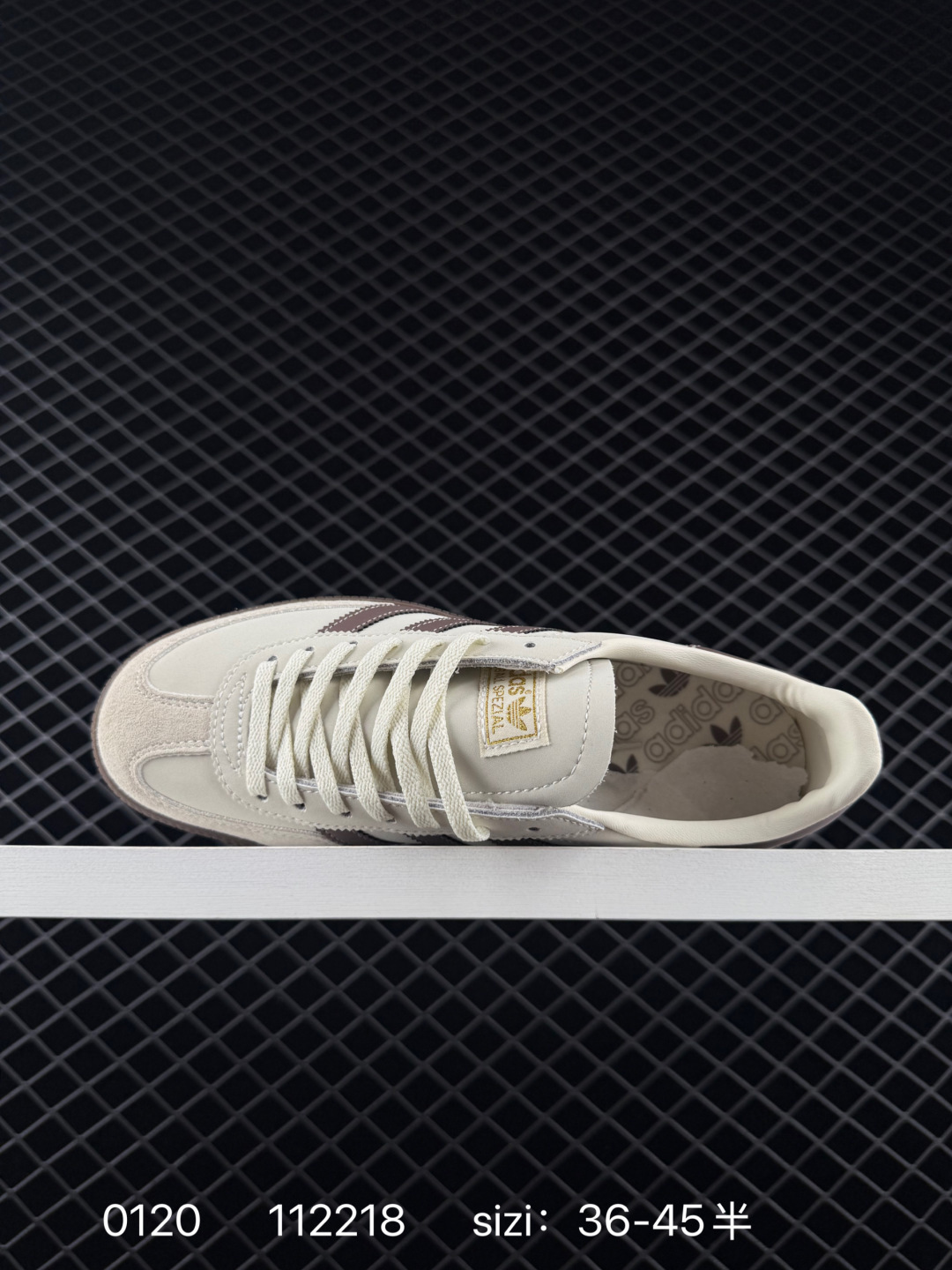 💰150
阿迪达斯 Adidas HANDBALL SPEZIAL 低帮三叶草学院风复古休闲板鞋 德训鞋 橡胶底柔软皮革经典运动鞋板鞋。圆头、缝合拼接设计、正面绑带、鞋舌部位附有标贴、经典三条杠装饰鞋侧，承载青春情怀的板鞋。品牌辨识度清晰，牛筋耐磨大底。

货号：JR3365
码数：36-45含半码
编码：112218