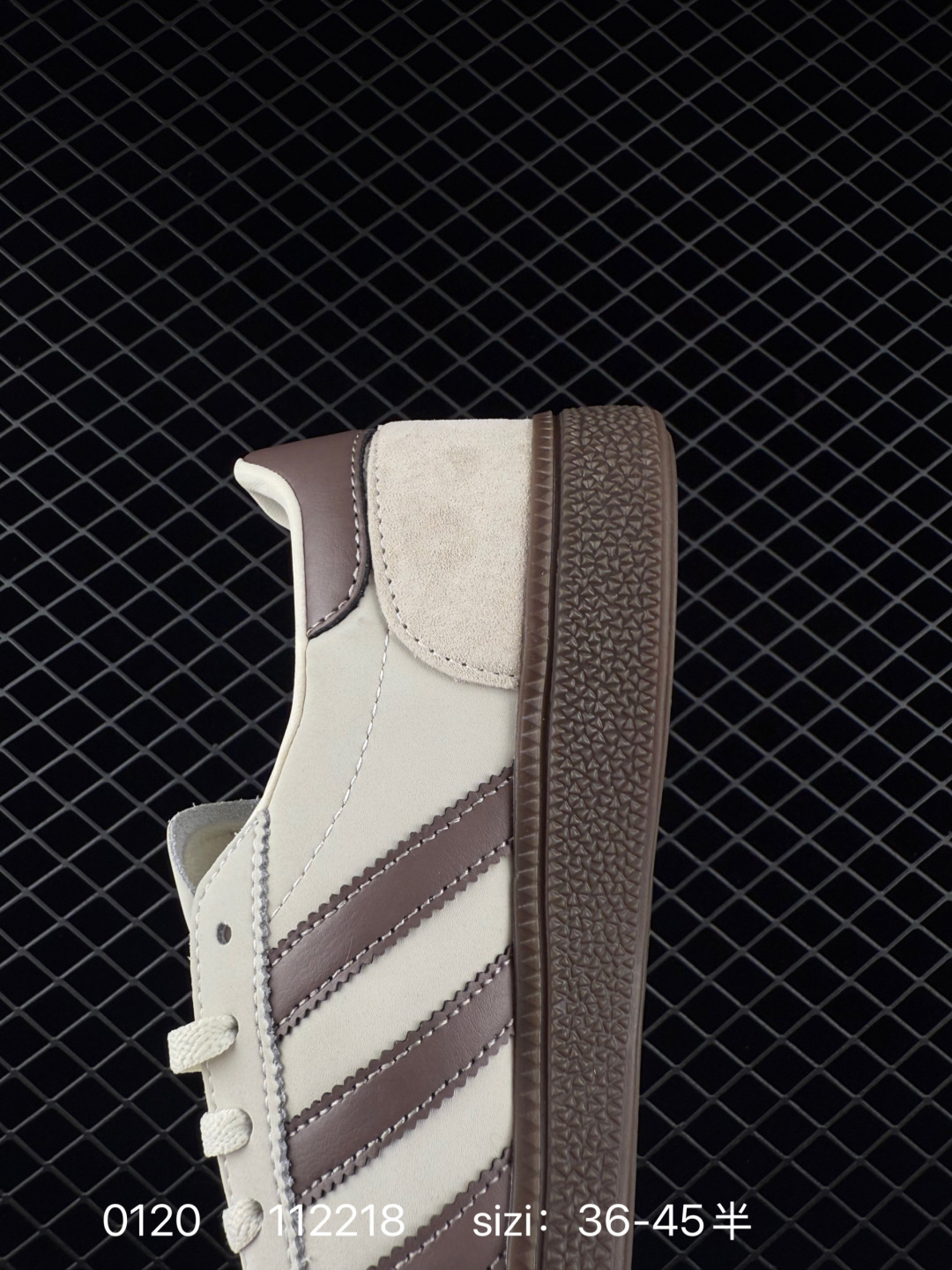 💰150
阿迪达斯 Adidas HANDBALL SPEZIAL 低帮三叶草学院风复古休闲板鞋 德训鞋 橡胶底柔软皮革经典运动鞋板鞋。圆头、缝合拼接设计、正面绑带、鞋舌部位附有标贴、经典三条杠装饰鞋侧，承载青春情怀的板鞋。品牌辨识度清晰，牛筋耐磨大底。

货号：JR3365
码数：36-45含半码
编码：112218