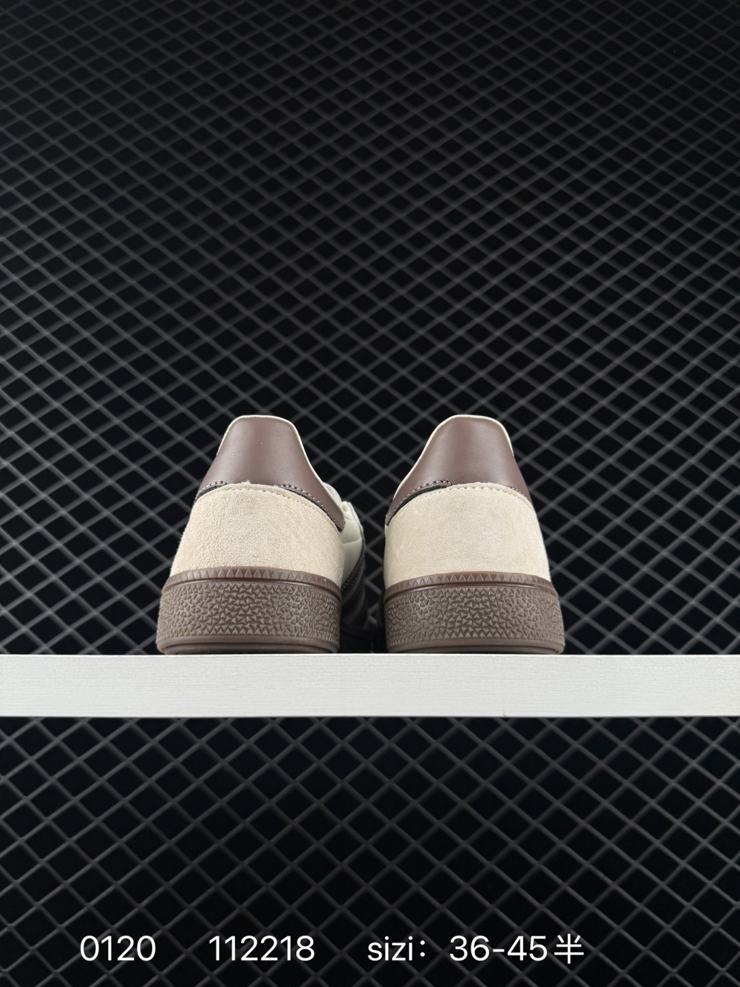 💰150
阿迪达斯 Adidas HANDBALL SPEZIAL 低帮三叶草学院风复古休闲板鞋 德训鞋 橡胶底柔软皮革经典运动鞋板鞋。圆头、缝合拼接设计、正面绑带、鞋舌部位附有标贴、经典三条杠装饰鞋侧，承载青春情怀的板鞋。品牌辨识度清晰，牛筋耐磨大底。

货号：JR3365
码数：36-45含半码
编码：112218