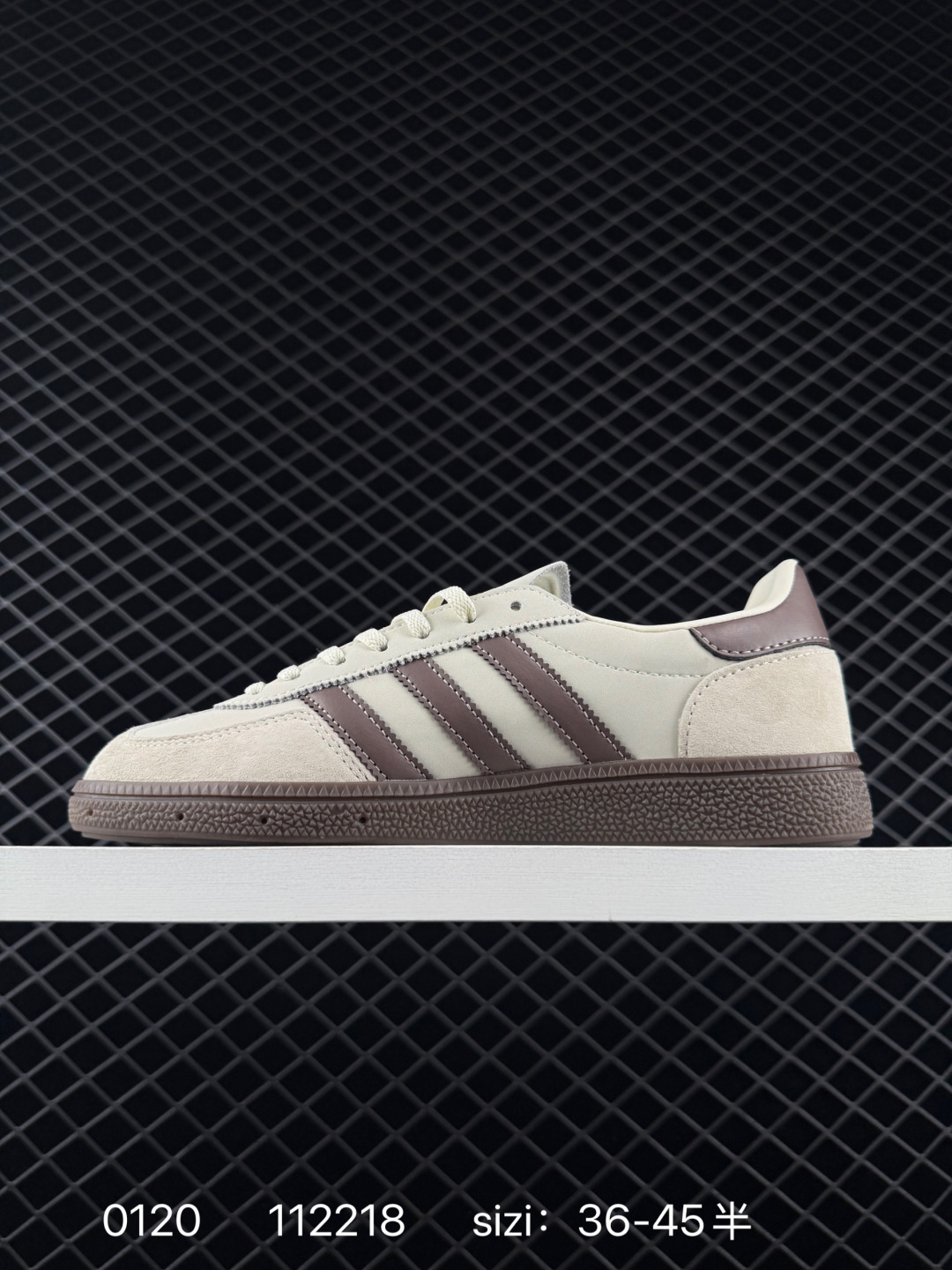 💰150
阿迪达斯 Adidas HANDBALL SPEZIAL 低帮三叶草学院风复古休闲板鞋 德训鞋 橡胶底柔软皮革经典运动鞋板鞋。圆头、缝合拼接设计、正面绑带、鞋舌部位附有标贴、经典三条杠装饰鞋侧，承载青春情怀的板鞋。品牌辨识度清晰，牛筋耐磨大底。

货号：JR3365
码数：36-45含半码
编码：112218