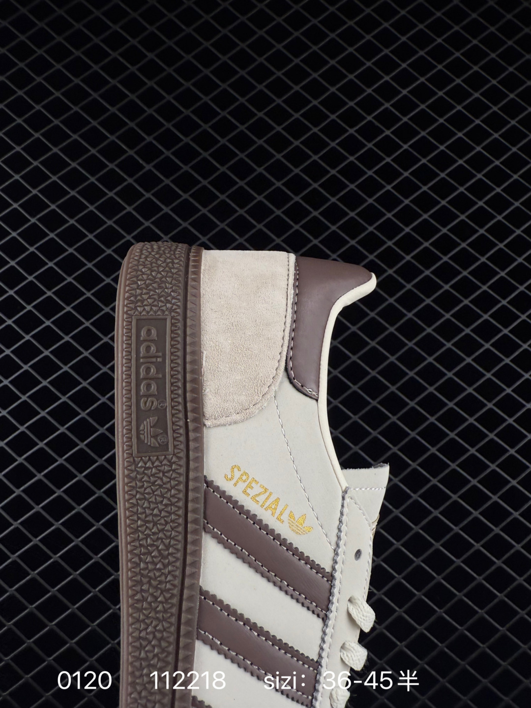 💰150
阿迪达斯 Adidas HANDBALL SPEZIAL 低帮三叶草学院风复古休闲板鞋 德训鞋 橡胶底柔软皮革经典运动鞋板鞋。圆头、缝合拼接设计、正面绑带、鞋舌部位附有标贴、经典三条杠装饰鞋侧，承载青春情怀的板鞋。品牌辨识度清晰，牛筋耐磨大底。

货号：JR3365
码数：36-45含半码
编码：112218